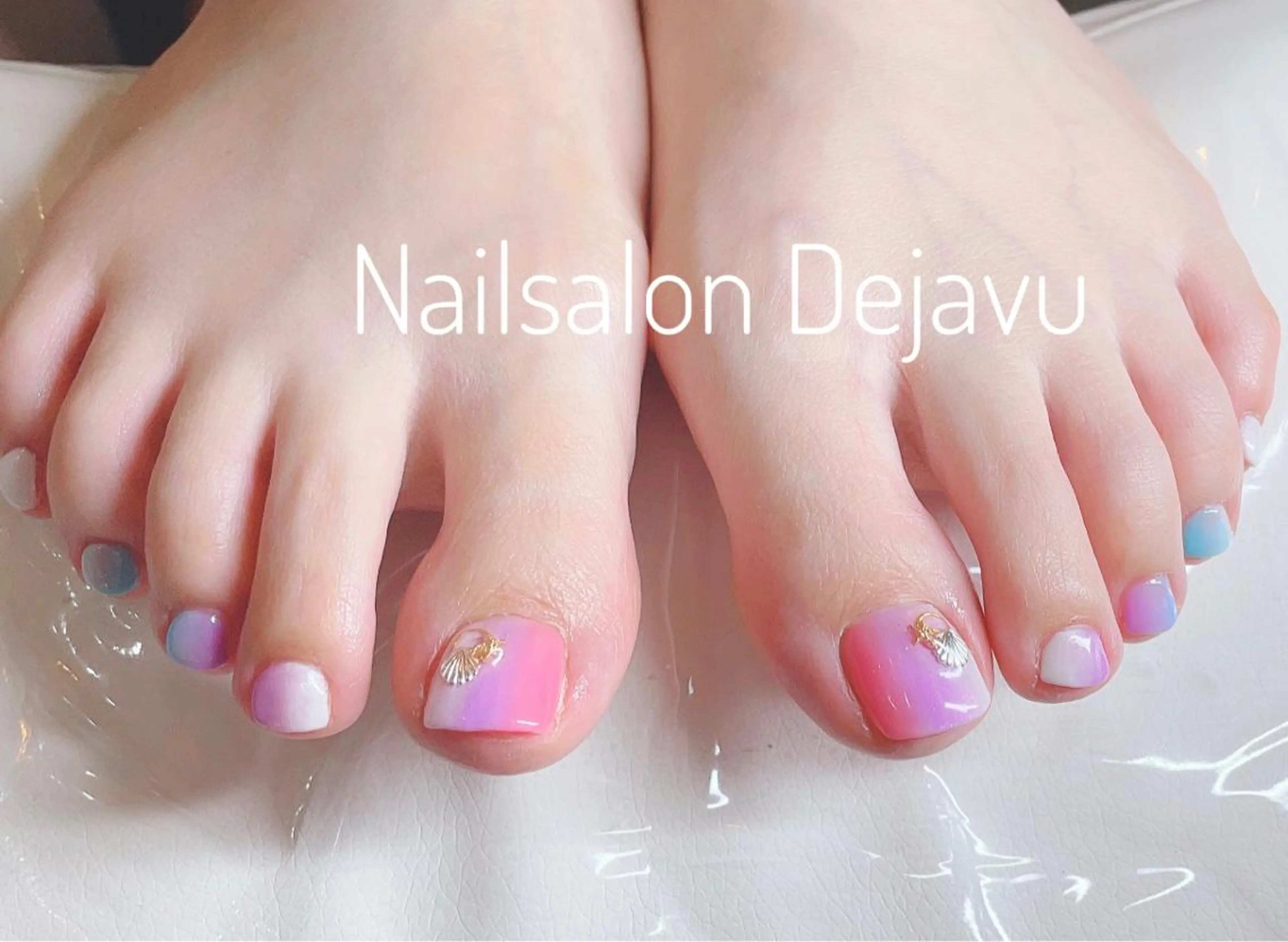 ネイル アートネイル フットネイル グラデーション 夏ネイル Dejavu所属・Nail salon Dejavu 🌿のネイルデザイン