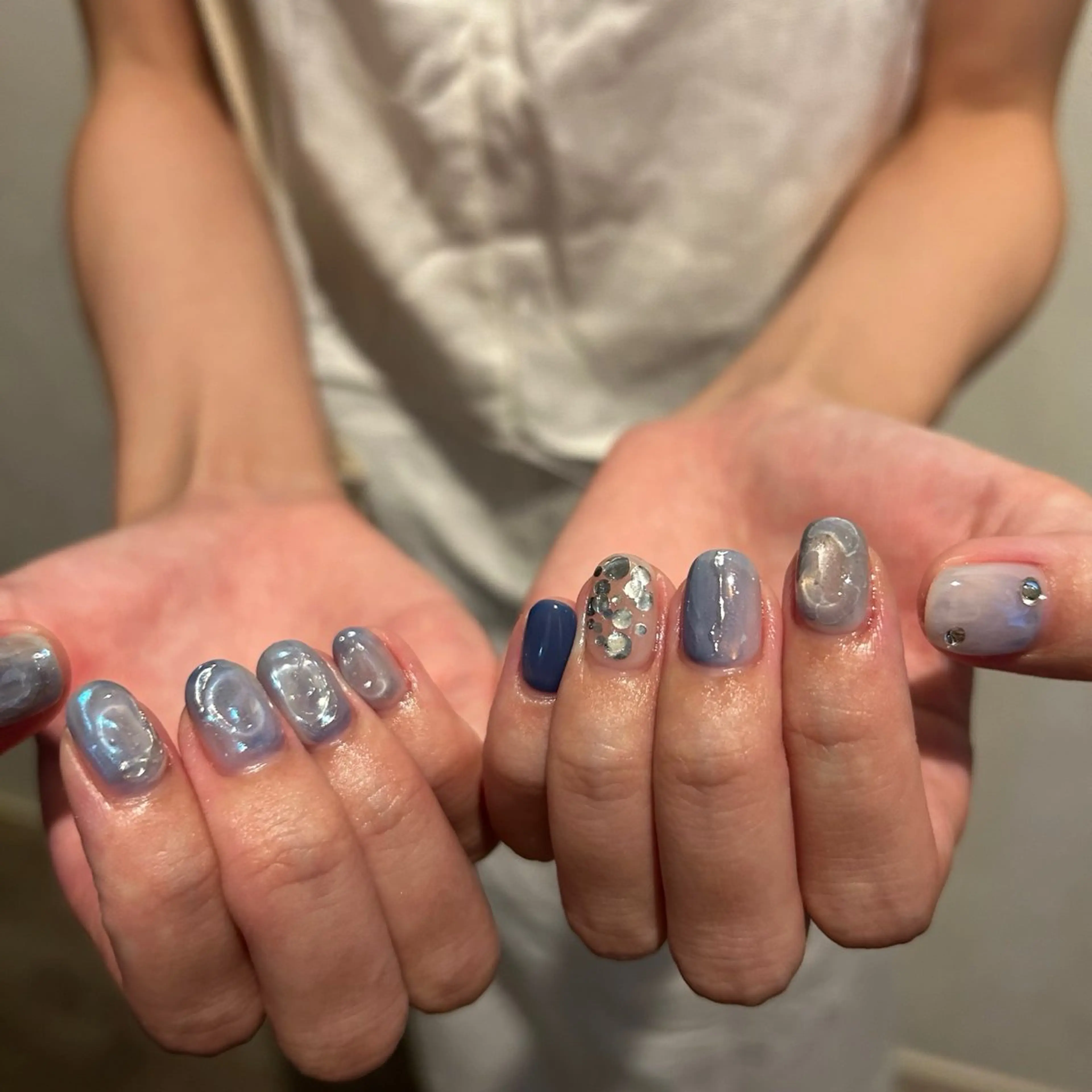 ネイル 水色 ニュアンスネイル ホワイト ハンドネイル salon JuliaNのネイルデザイン