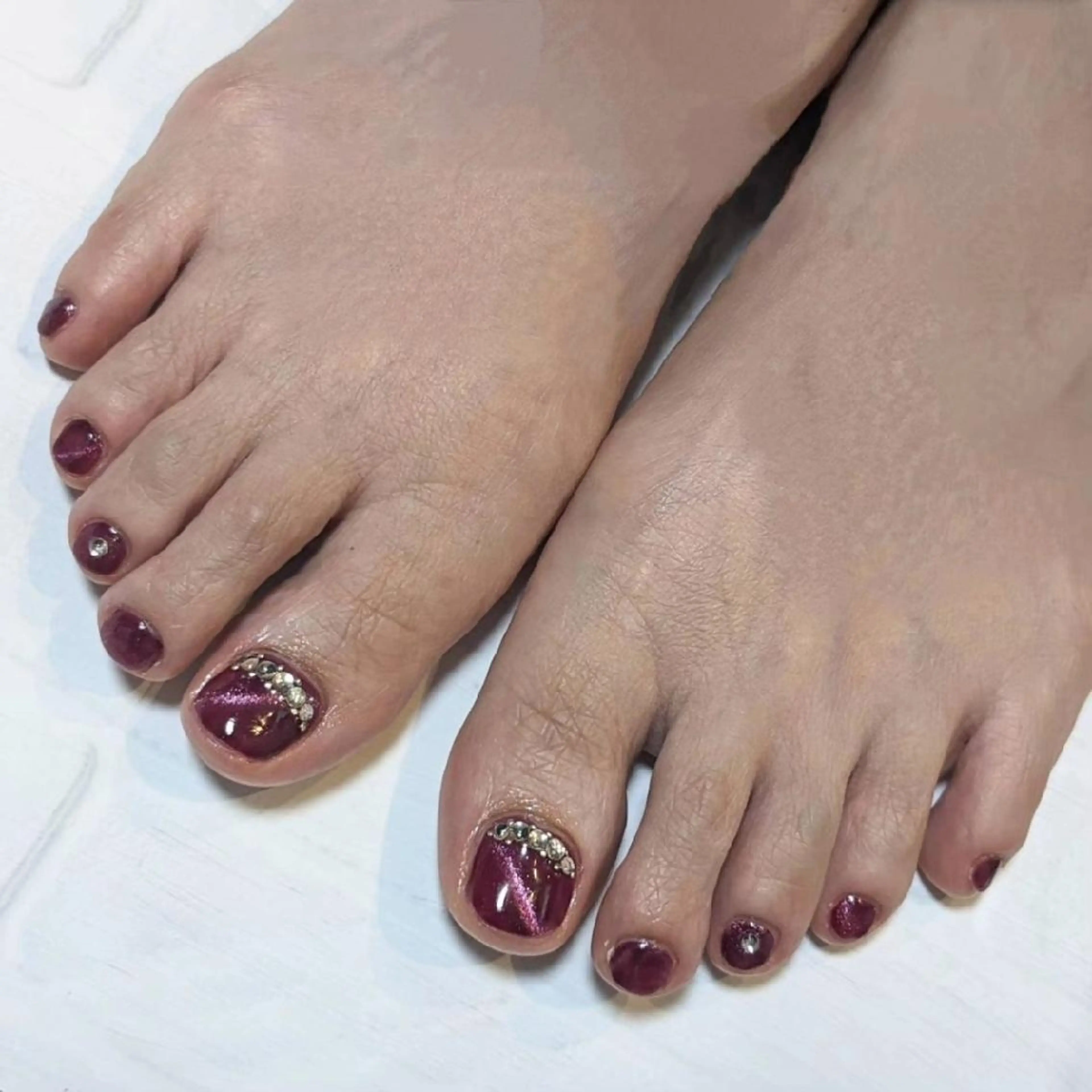 ネイル マグネットネイル 赤色 ストーンネイル フットネイル ネイルサロンベルティ .keikoのネイルデザイン