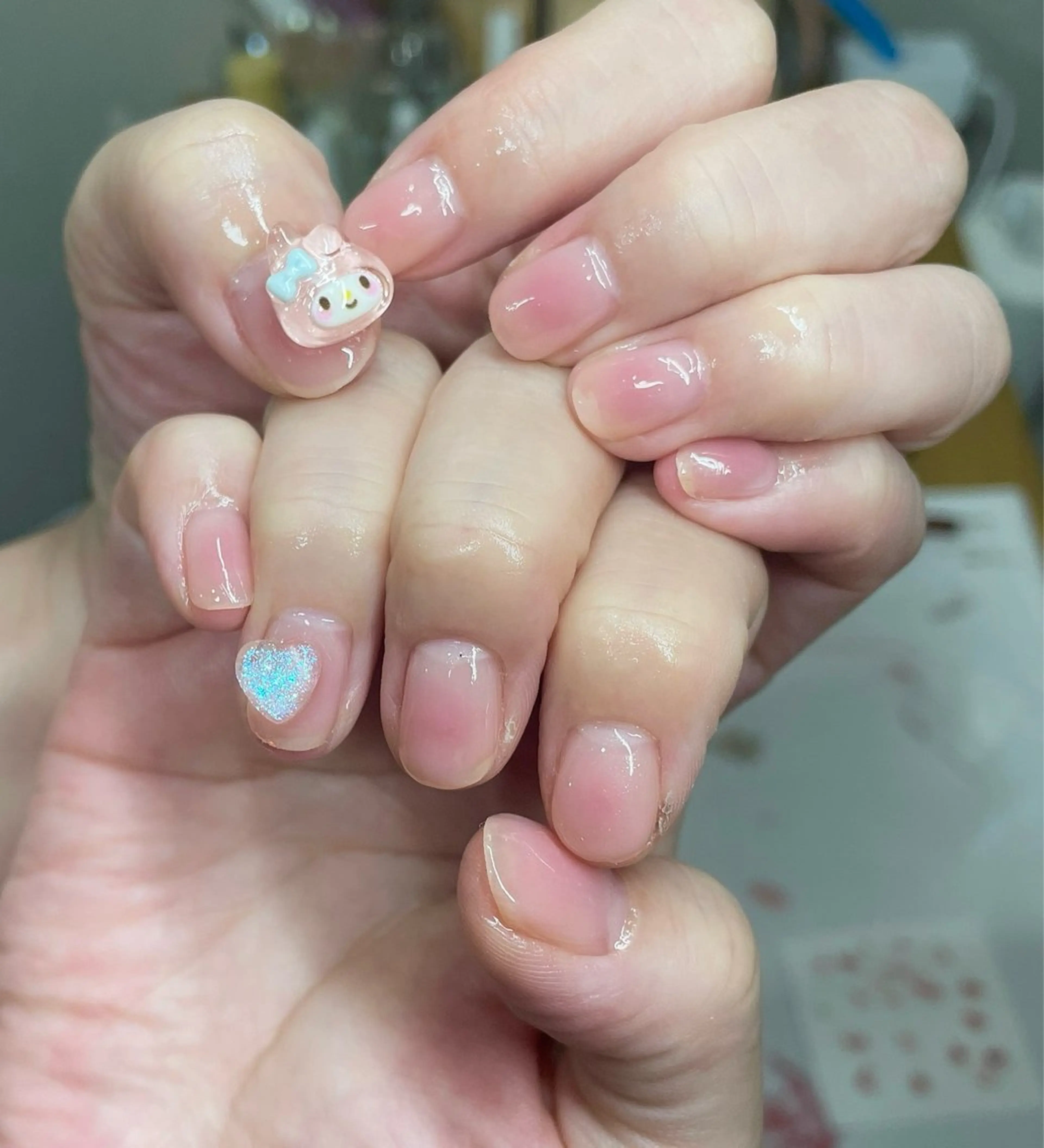 ネイル チークネイル ハート オフィスネイル ピンク シンプルネイル ハンドネイル ハンドケア 🎀NAIL🎀 AI🪄︎︎◝✩のネイルデザイン