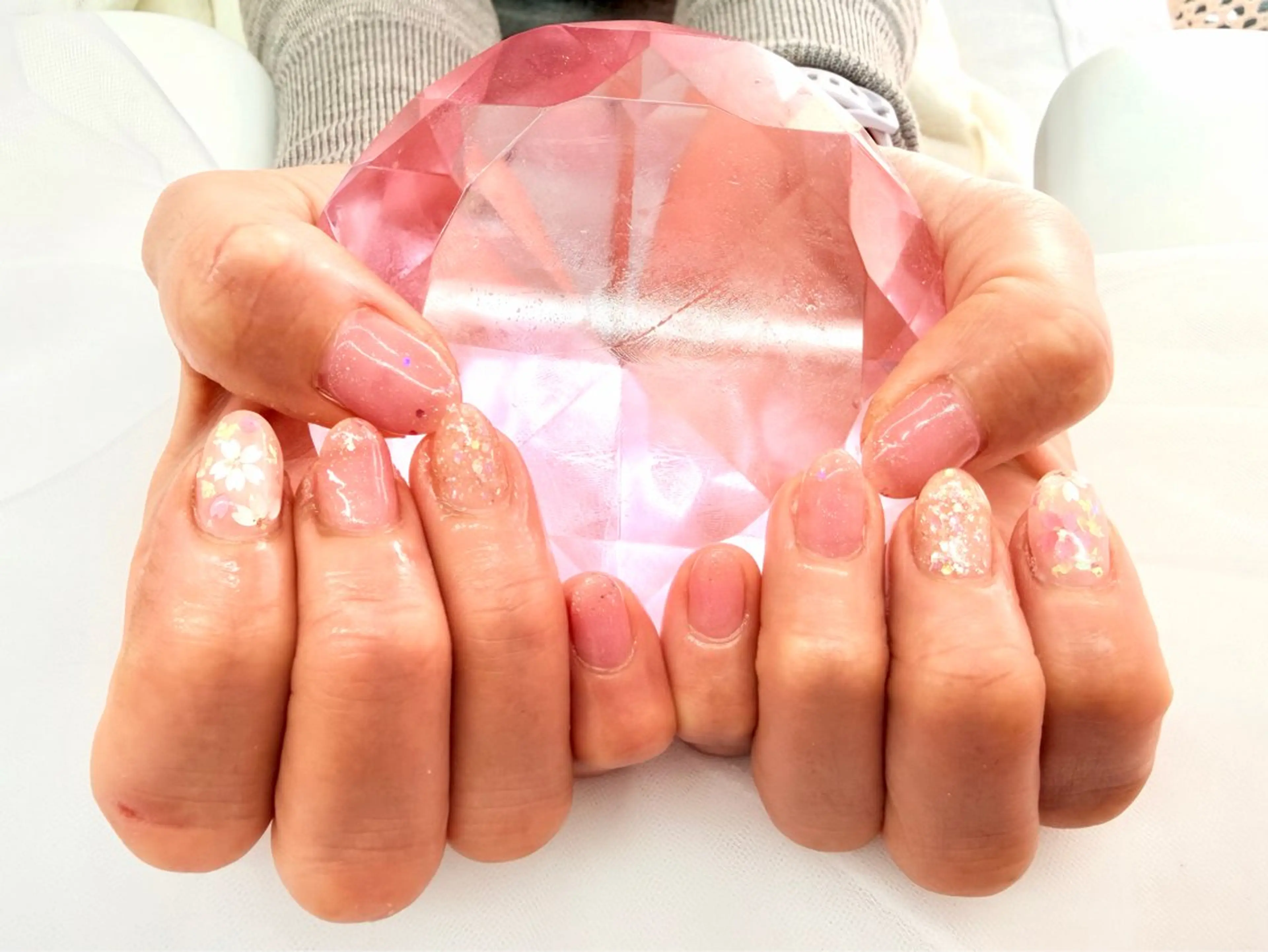 ハンド2本シンプルアートの写真