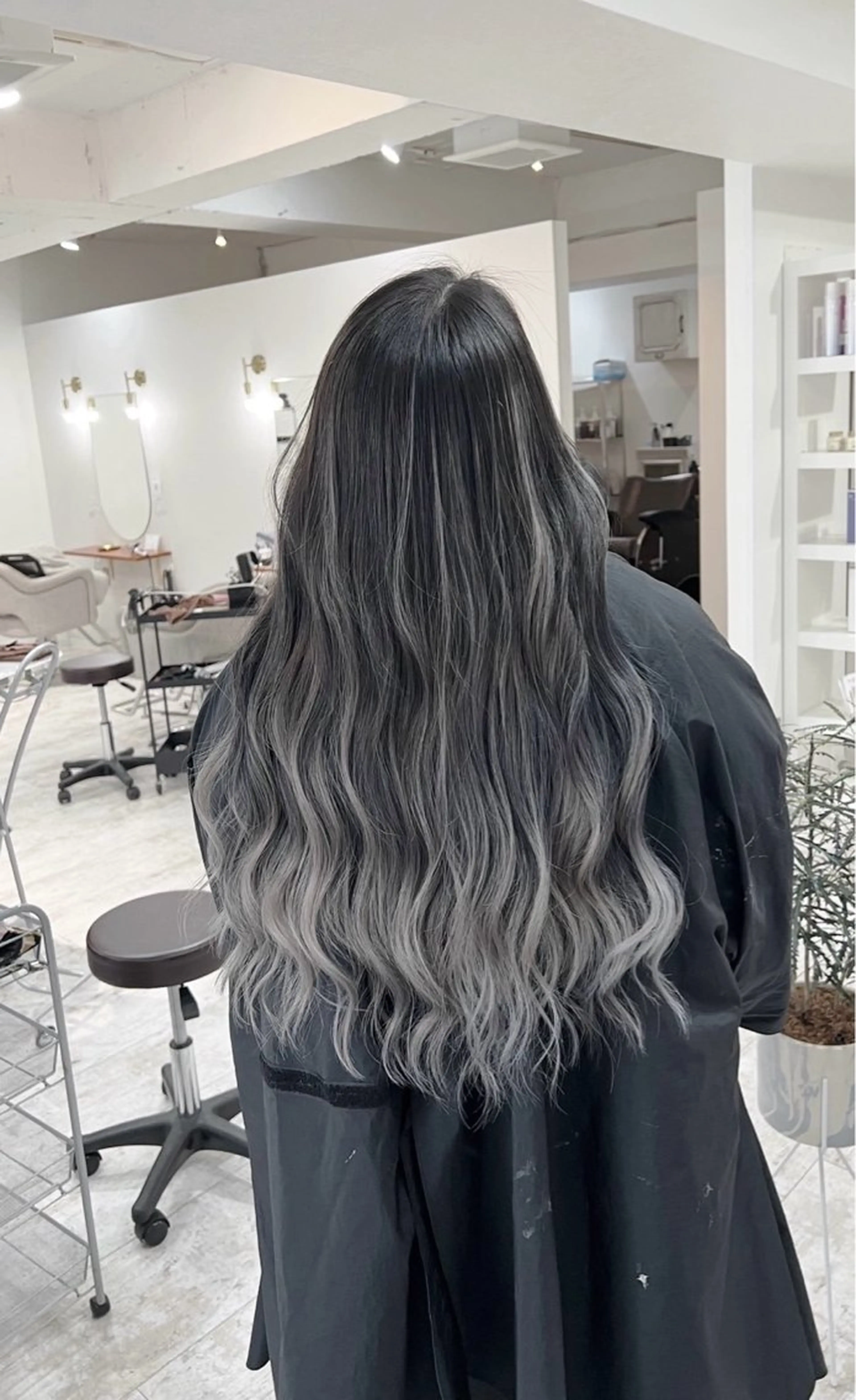 ロング カラー バレイヤージュ シルバー ホワイトシルバー レイヤーカット ヘアカラー トリートメント ROBIN所属・指名数No.1 /NAOYAのヘアスタイル