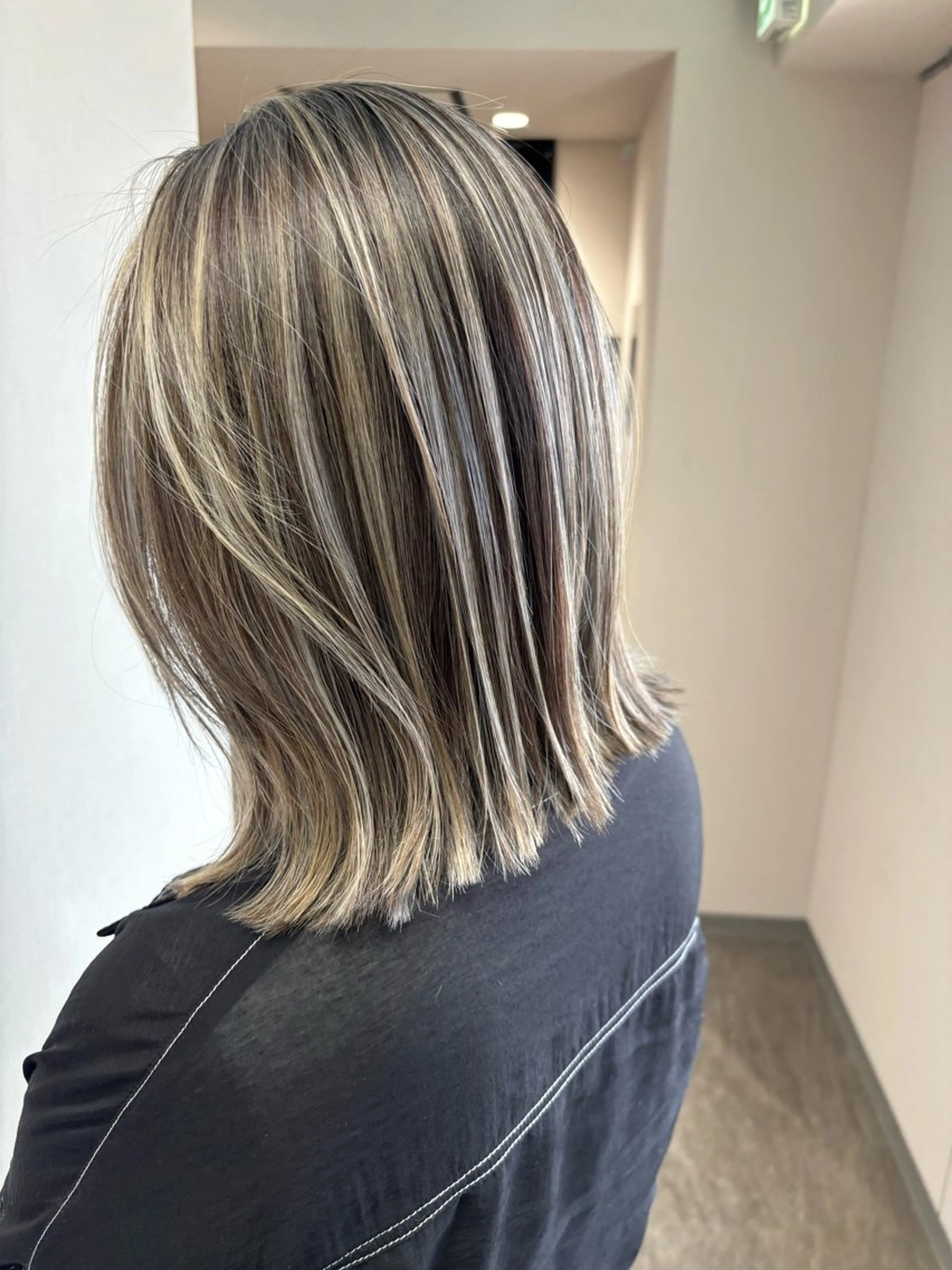 ミディアム カラー バレイヤージュ ハイライトカラー ハイライト レイヤーカット カット ヘアカラー 松井那津子 /ハイライトブリーチのヘアスタイル