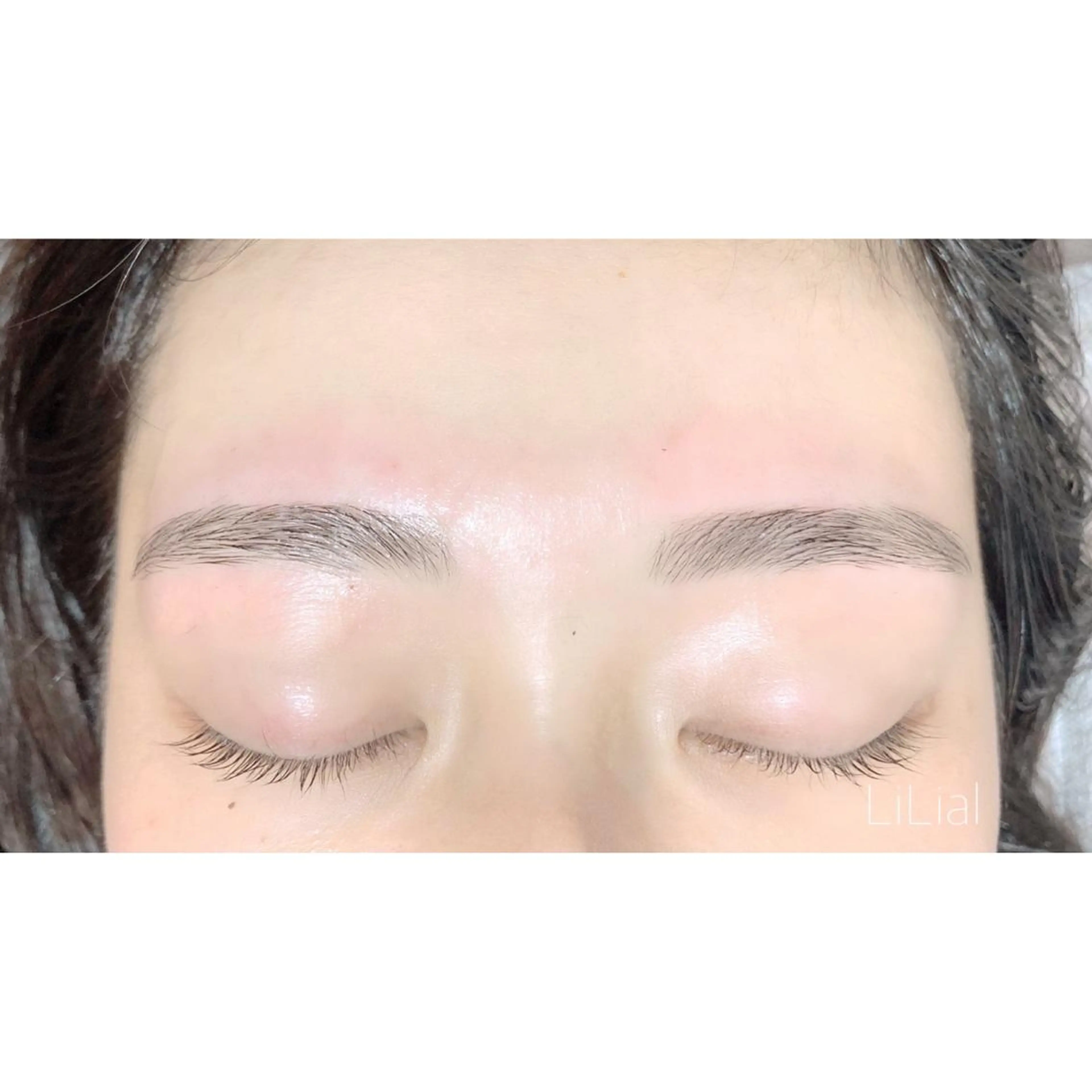 眉毛の形を左右対称に整える~眉毛ワックス~の写真