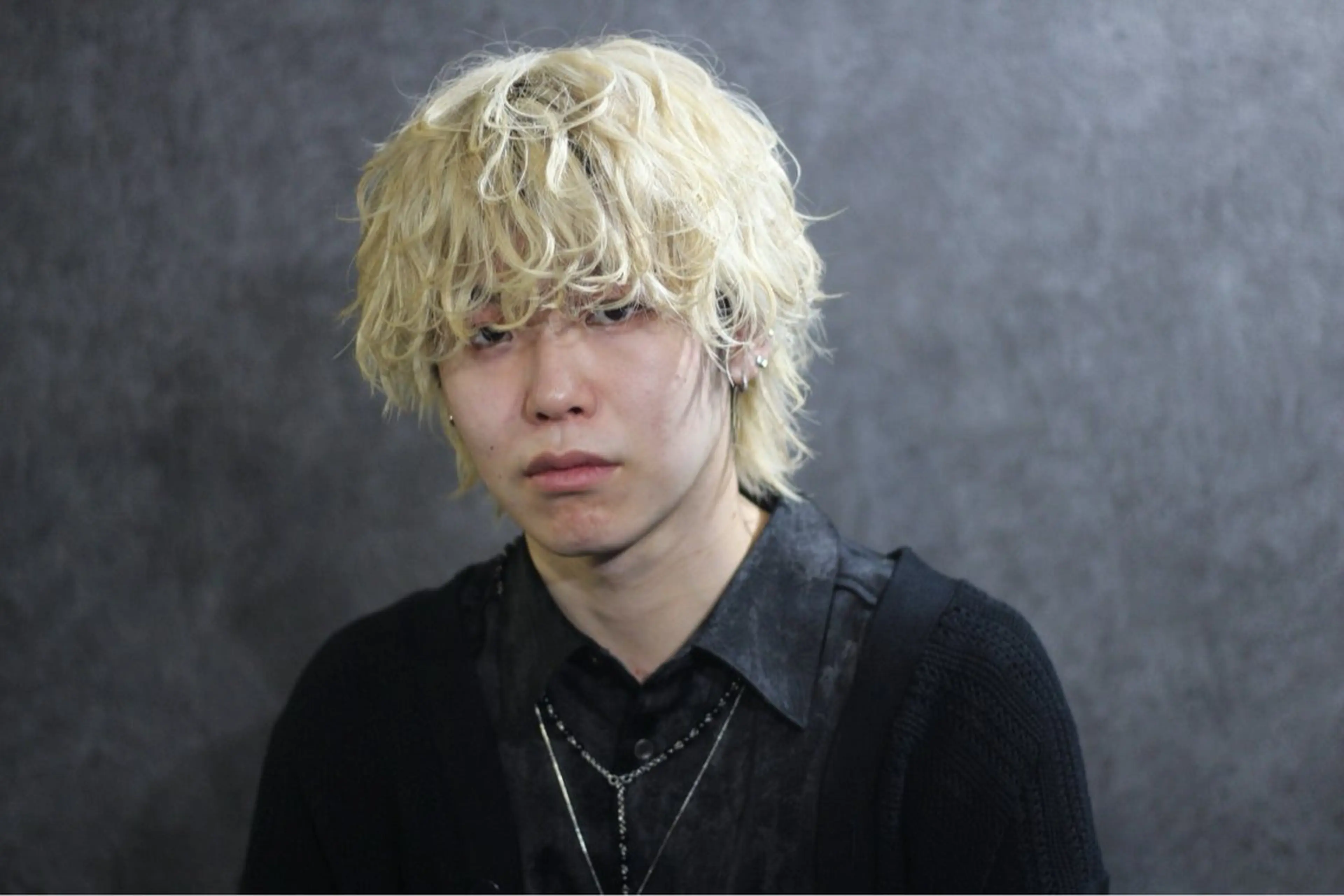 ミディアム カラー メンズ マッシュウルフ マッシュ メンズウルフカット 抜きっぱなしブロンド ブロンド カット ヘアカラー 心斎橋/メンズウルフ フェザーパーマ鶴田文のヘアスタイル