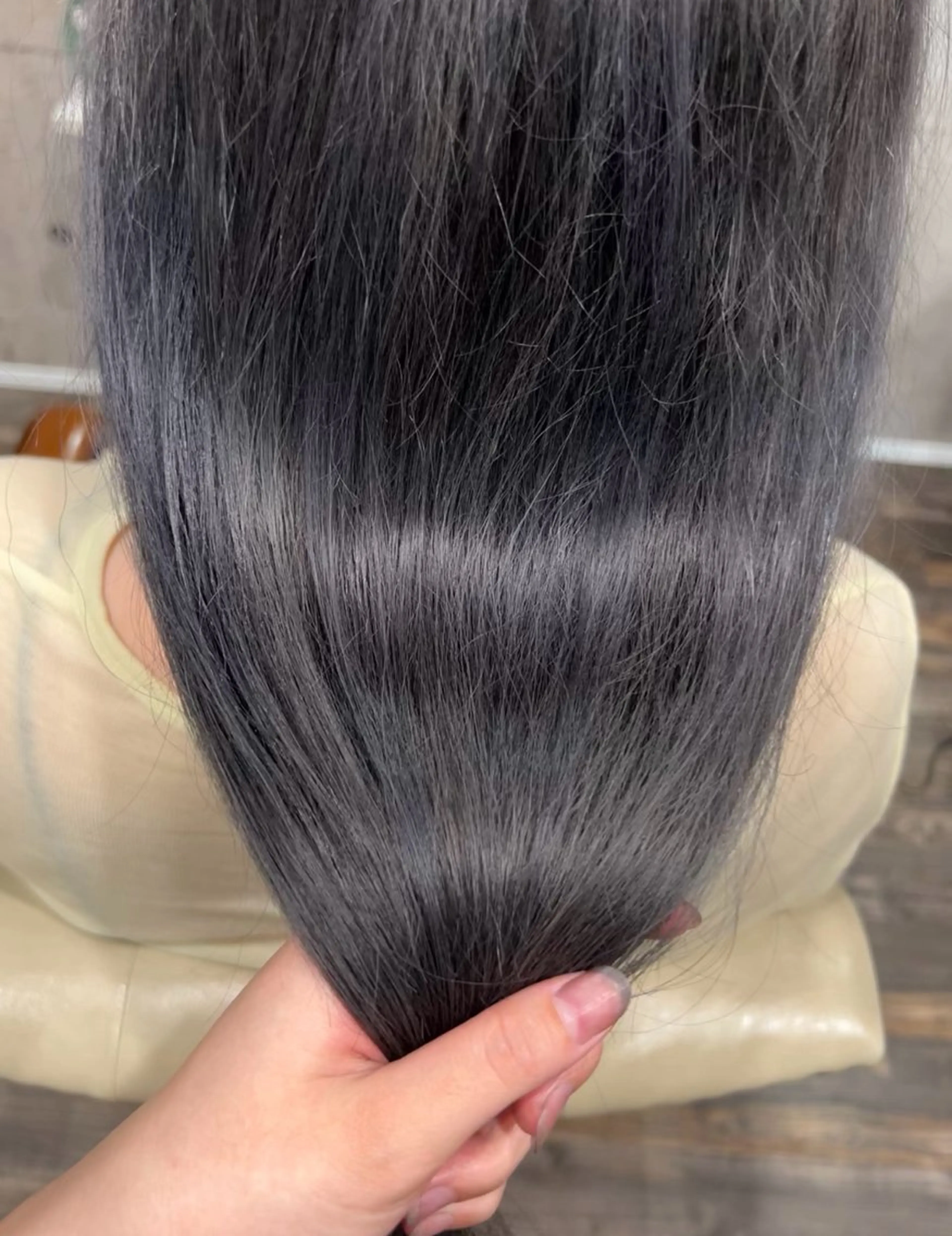 カラー シルバー 今野 詩音のヘアスタイル