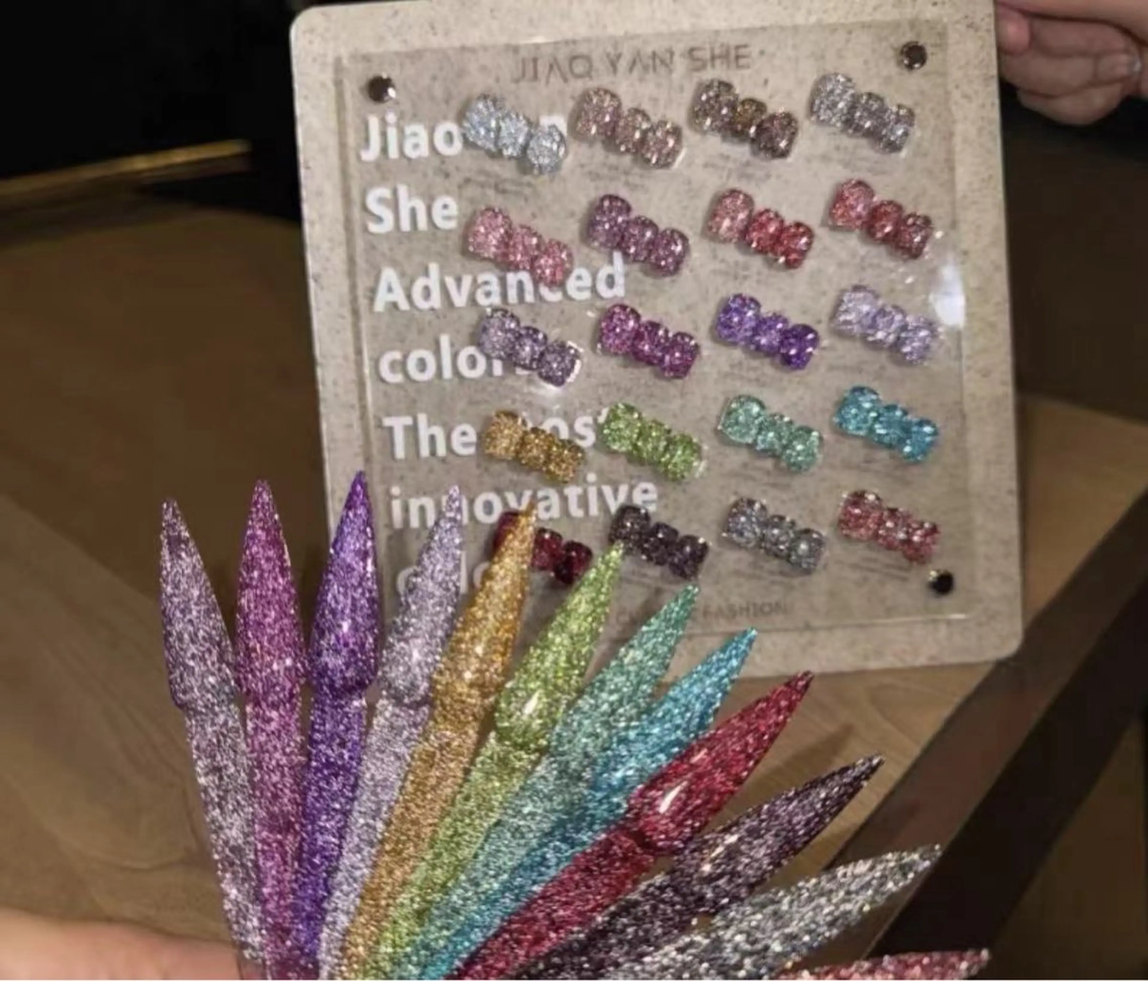 ハンド★話題沸騰★エノイ （Enoi） クラッシュダイヤモンド ジェル¥5980の写真