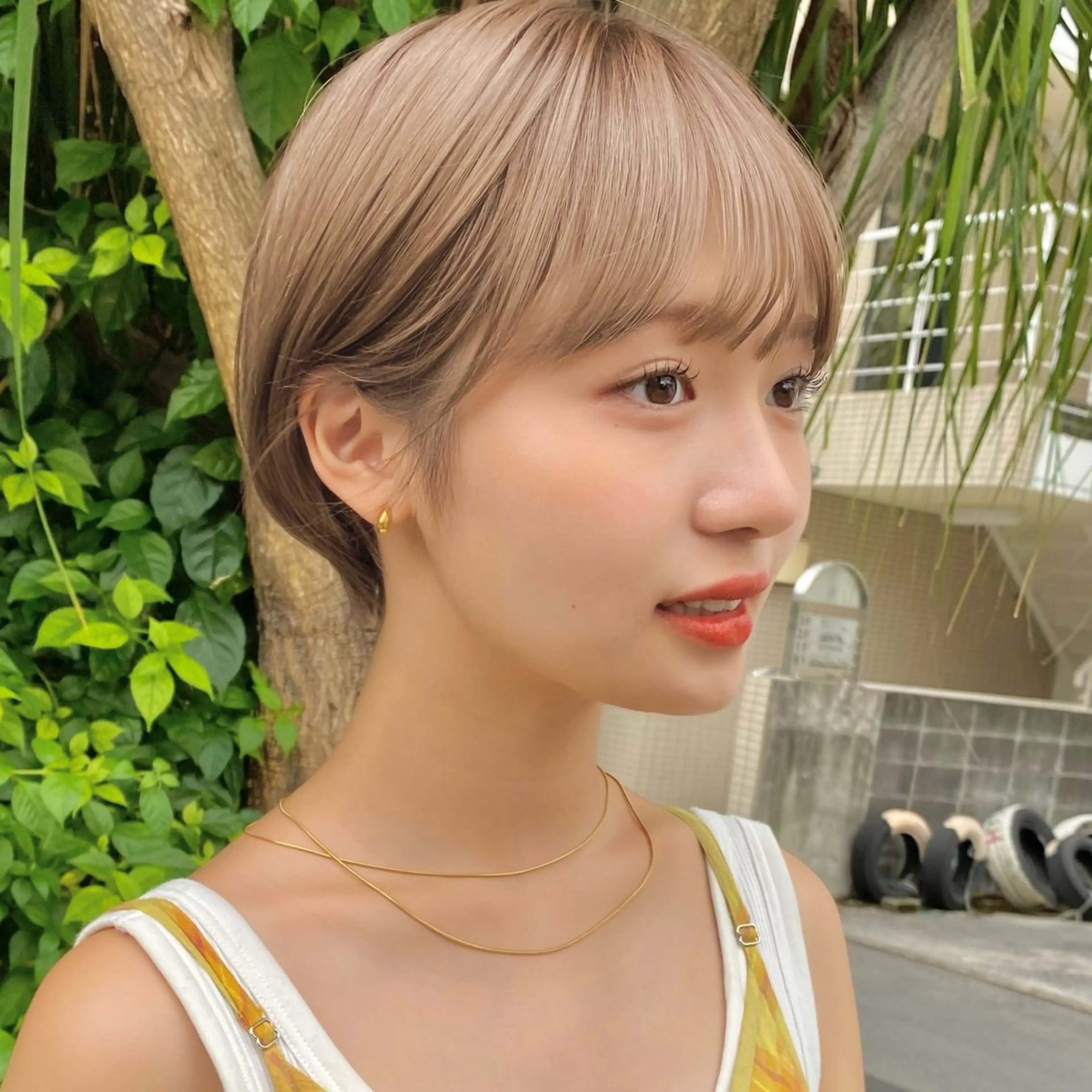 ショート カラー ベージュカラー ブリーチ ミルクティーベージュ ショートヘア カット ヘアカラー トリートメント ボブ/縮毛矯正/ レイヤー/塚田のヘアスタイル