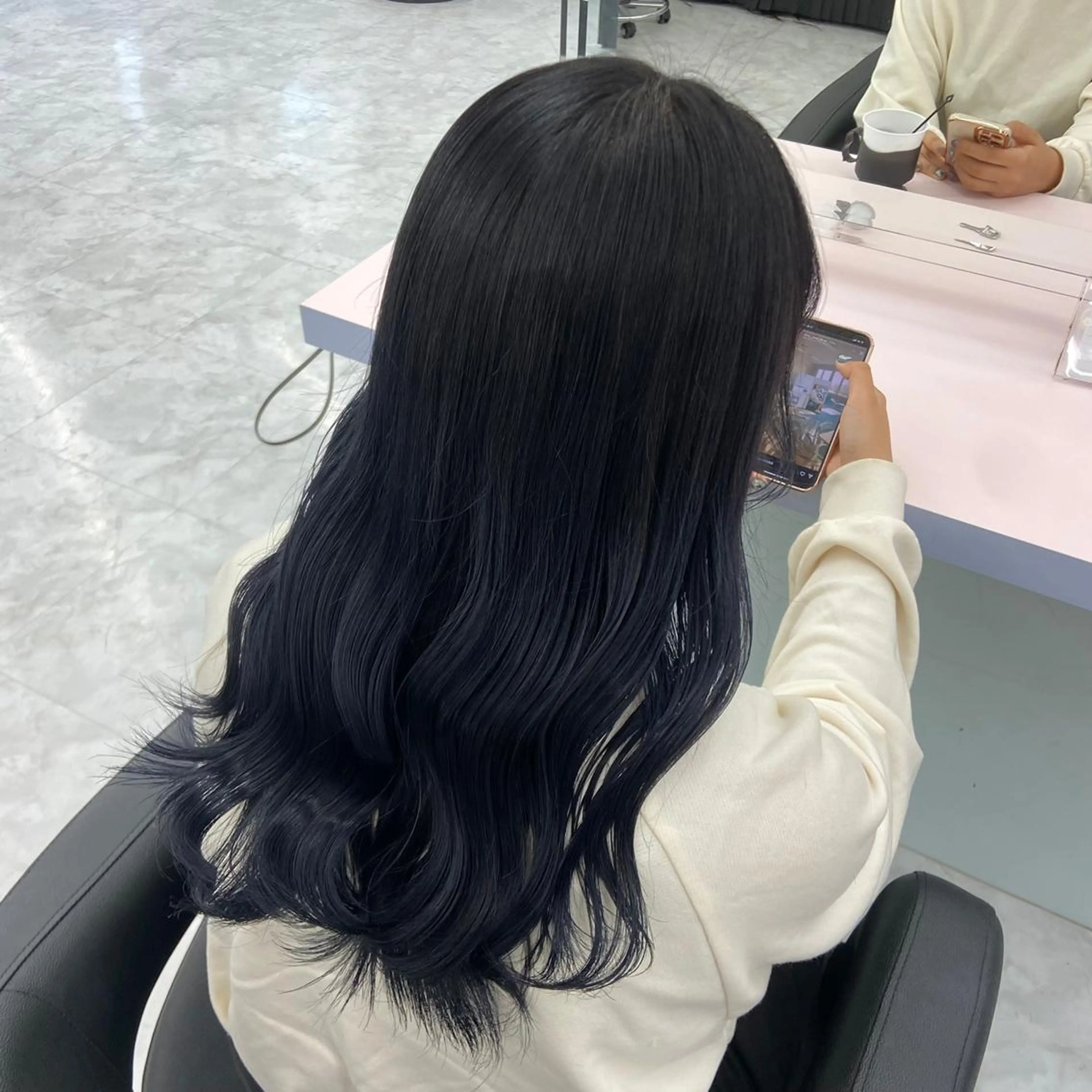 ロング レイヤー×透明感カラ ーHAYATOのヘアスタイル