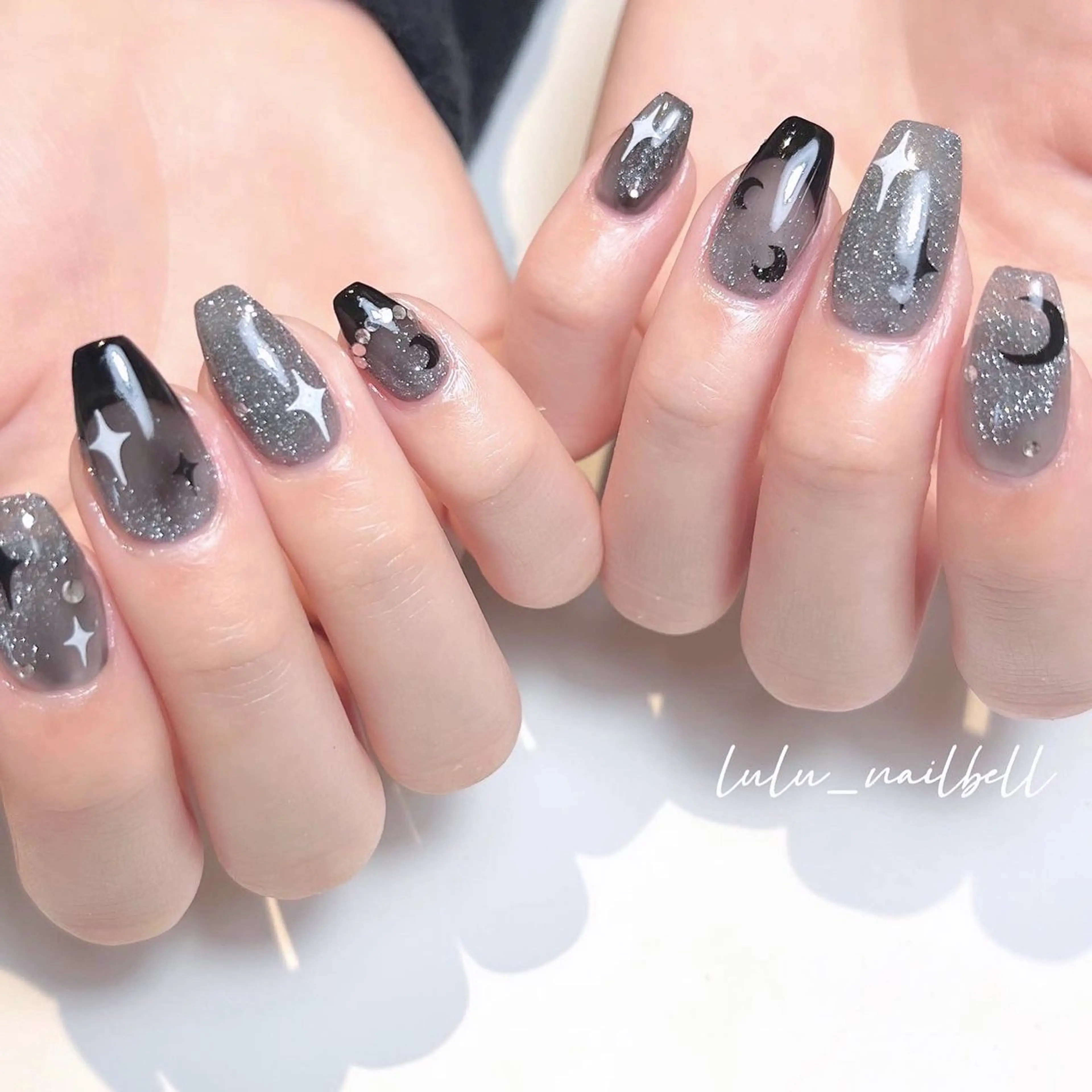ネイル アートネイル フラッシュネイル キラキラネイル ラメ(グリッター) ストーンネイル 大人可愛いネイル🎗 Hinaのネイルデザイン