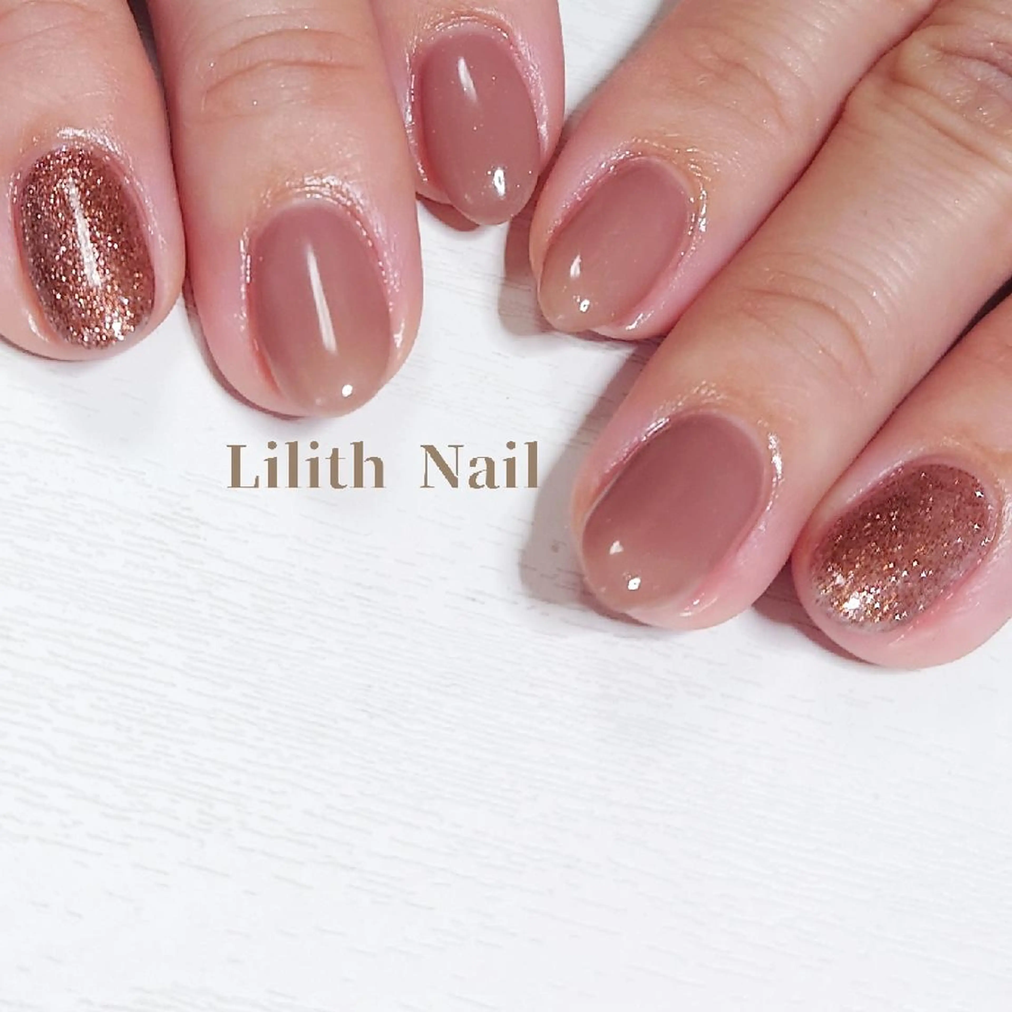 ネイル ブラウン ラメ(グリッター) ワンカラーネイル 冬ネイル ハンドネイル Lilith Nailのネイルデザイン