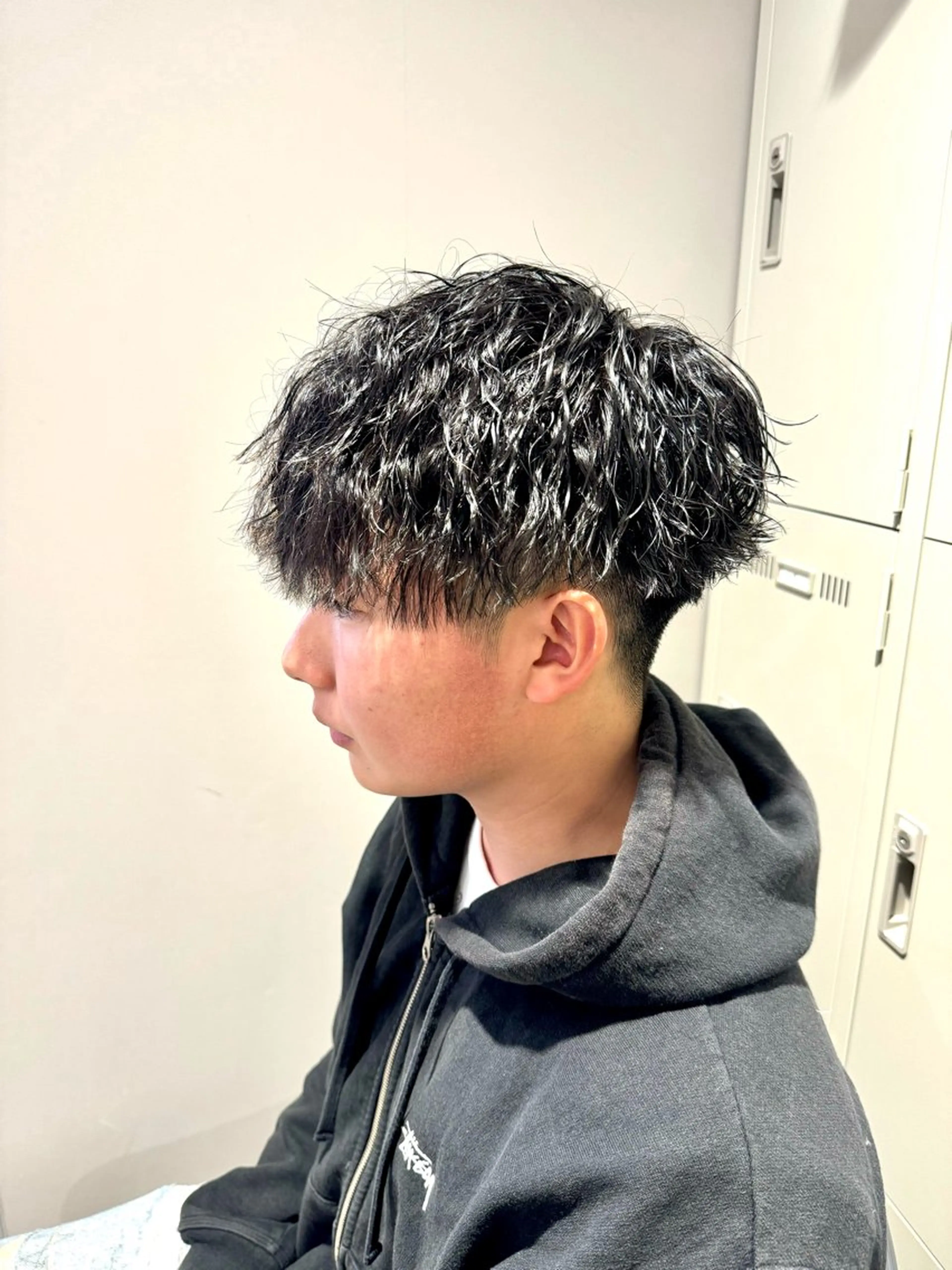 ミディアム パーマ ヘアアレンジ メンズ ミディアムパーマ メンズパーマ 顔まわりカット の達人のヘアスタイル