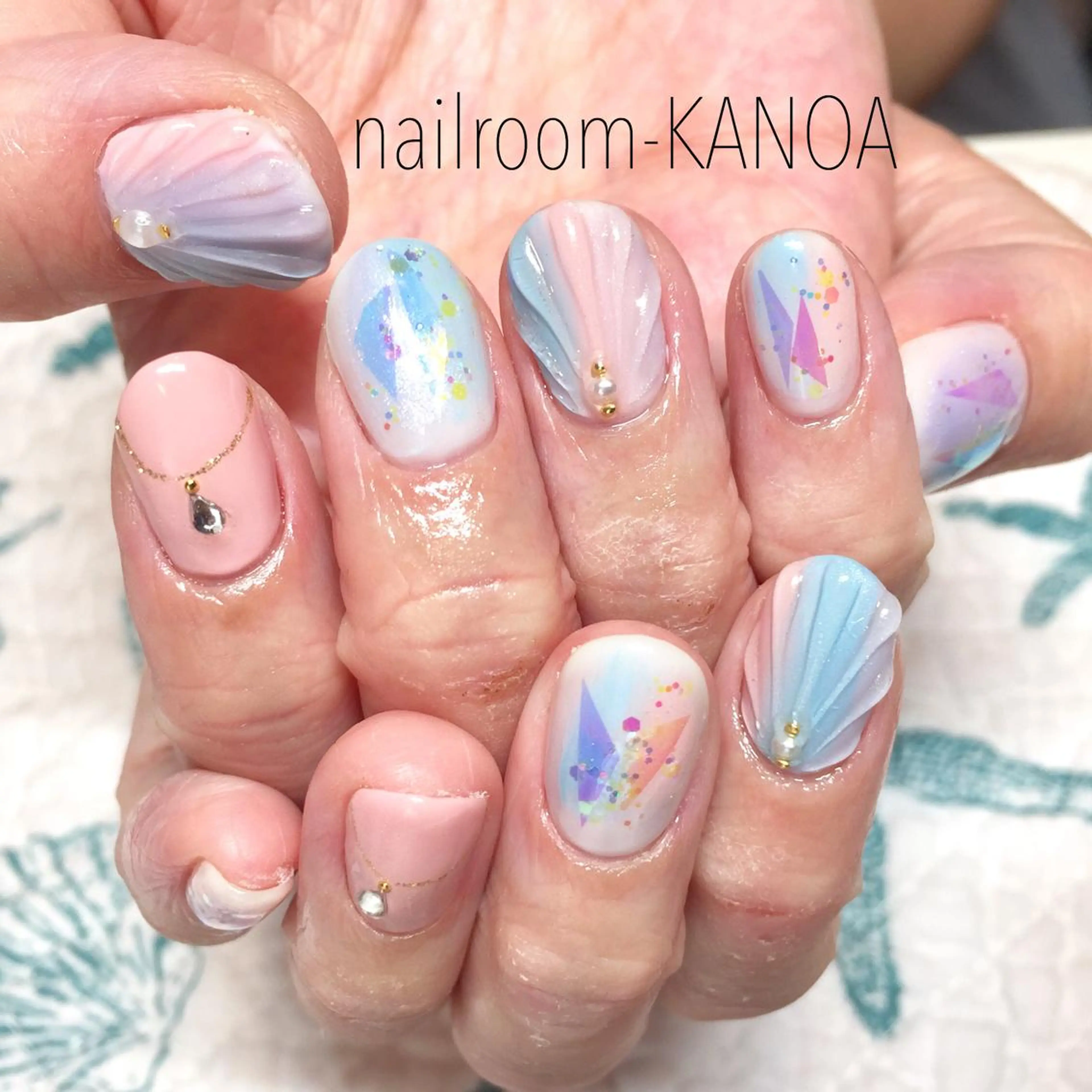 ショート ネイル オーロラネイル 水色 ピンク nailroom- KANOAのネイルデザイン
