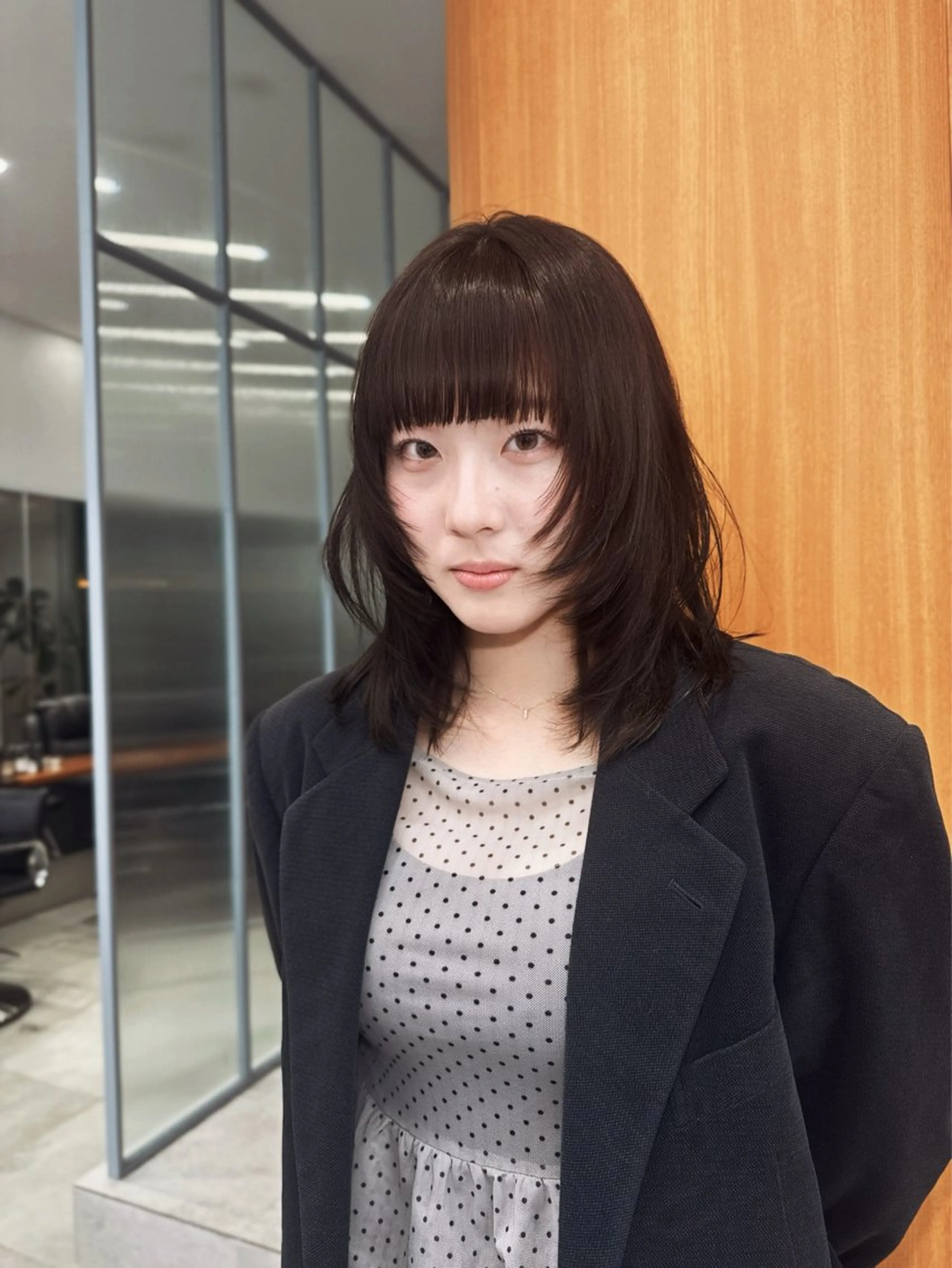 ミディアム レイヤーカット ブリーチなし 寒色カラーのヘアスタイル