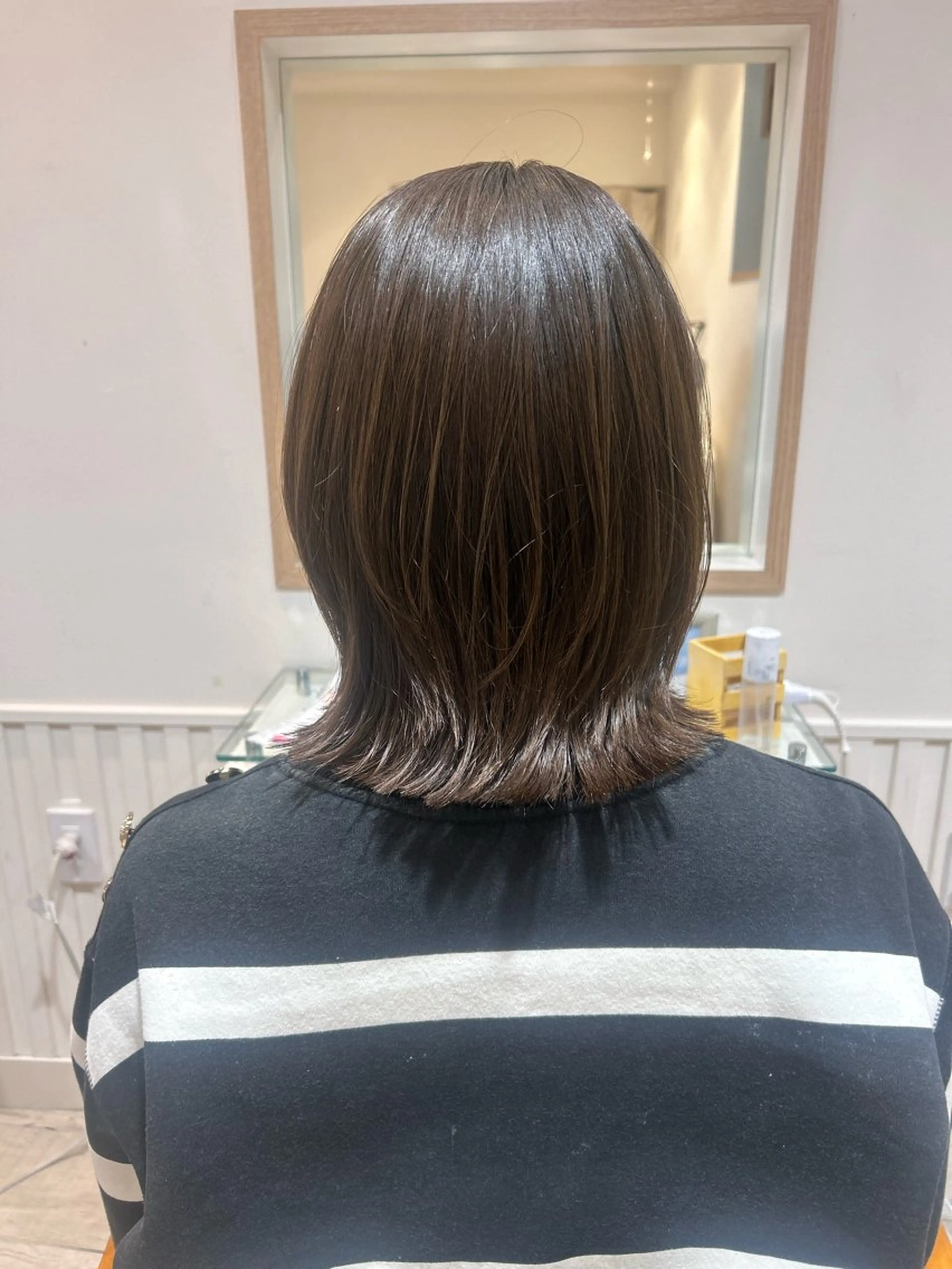 ミディアム カラー アッシュ くびれヘア くびれレイヤー レイヤーカット カット ヘアカラー トリートメント 大川 夏実のヘアスタイル