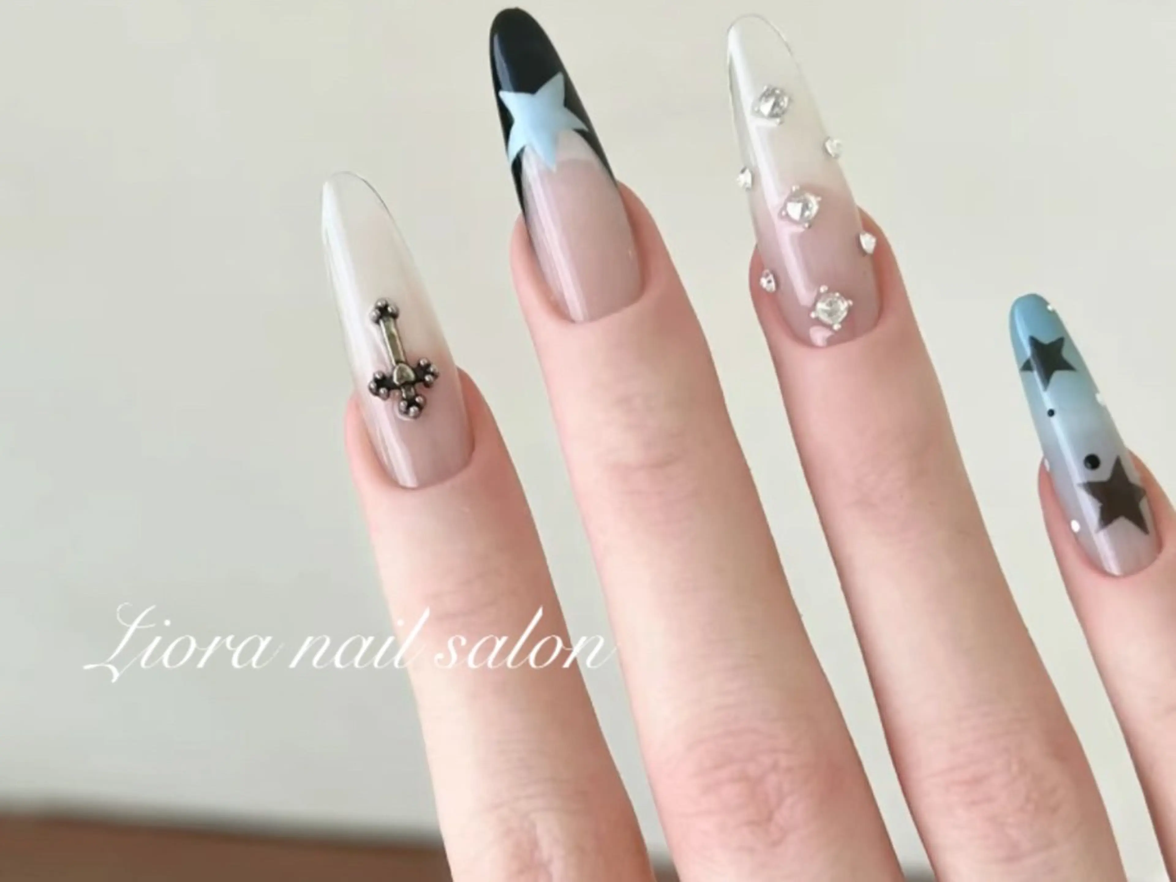 ネイル フレンチネイル ジェルネイル ガーリー グラデーション キラキラネイル ハンドネイル Liora nail 1のネイルデザイン