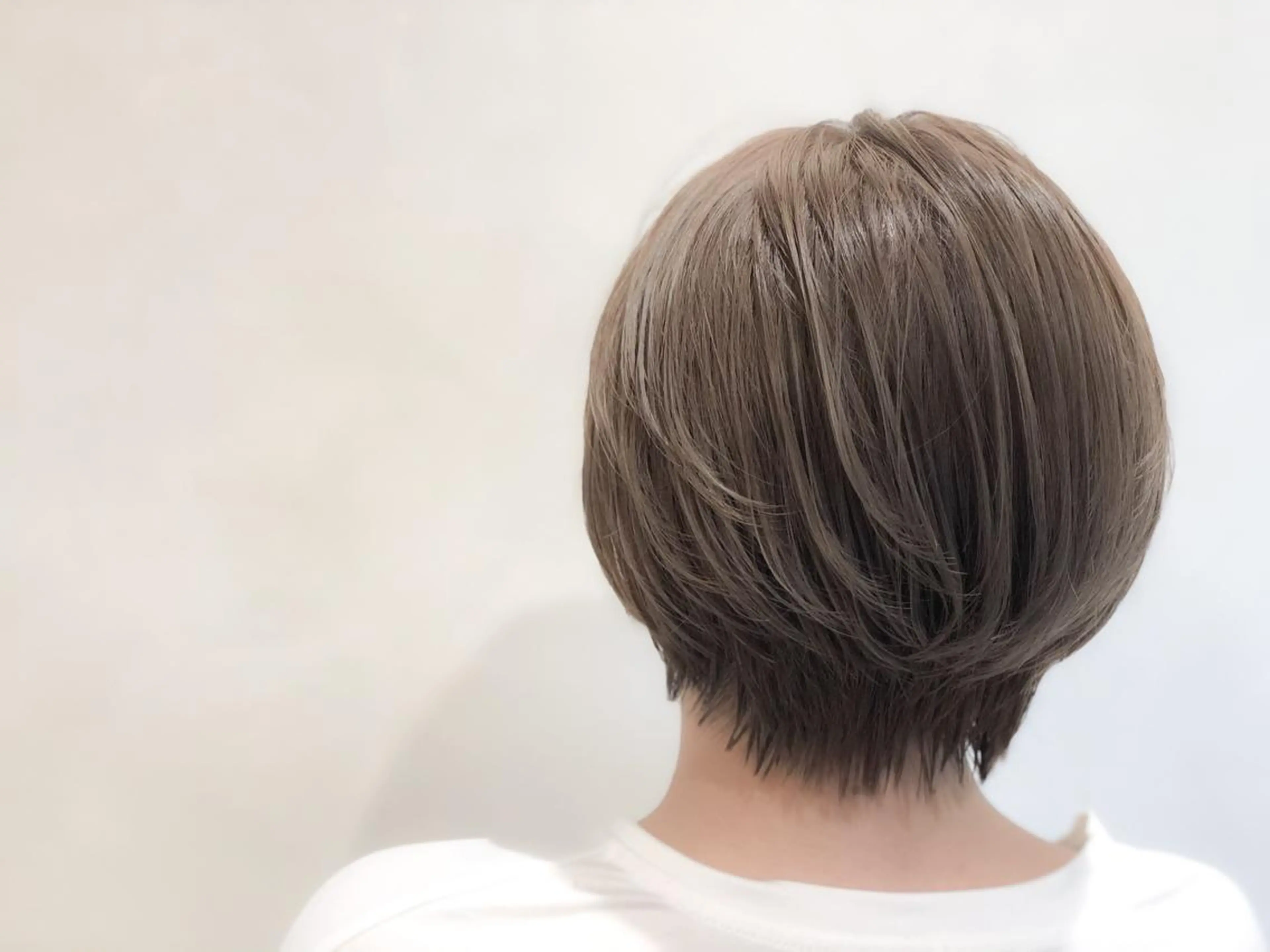 ショート カラー ヘアアレンジ グレージュ ミルクティーグレージュ ヘアカラー いしだ みさきのヘアスタイル