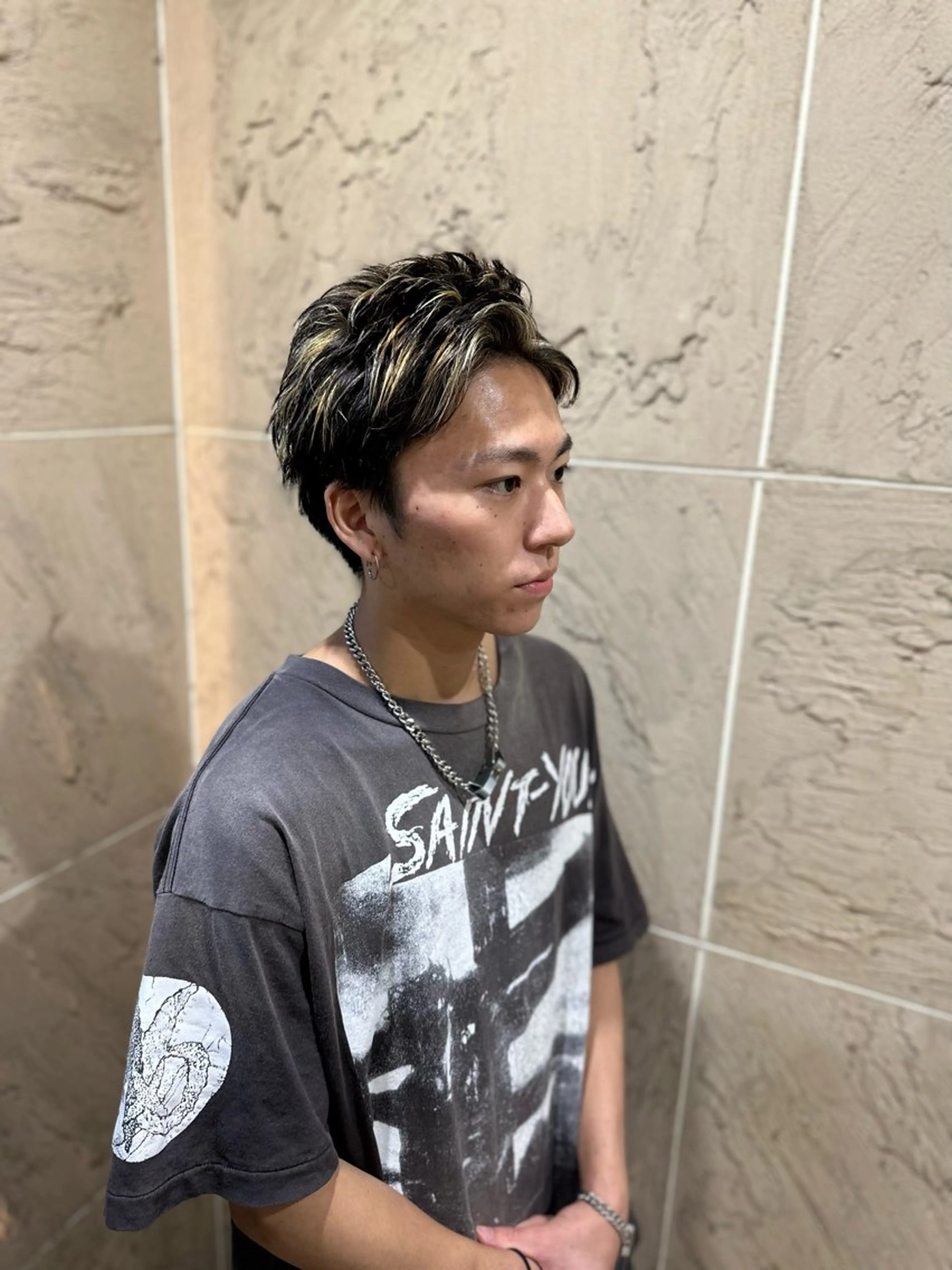 ショート カラー メンズ メンズブリーチ メンズハイライト ブリーチ 抜きっぱなしブロンド ハイライトカラー 溜 一太のヘアスタイル