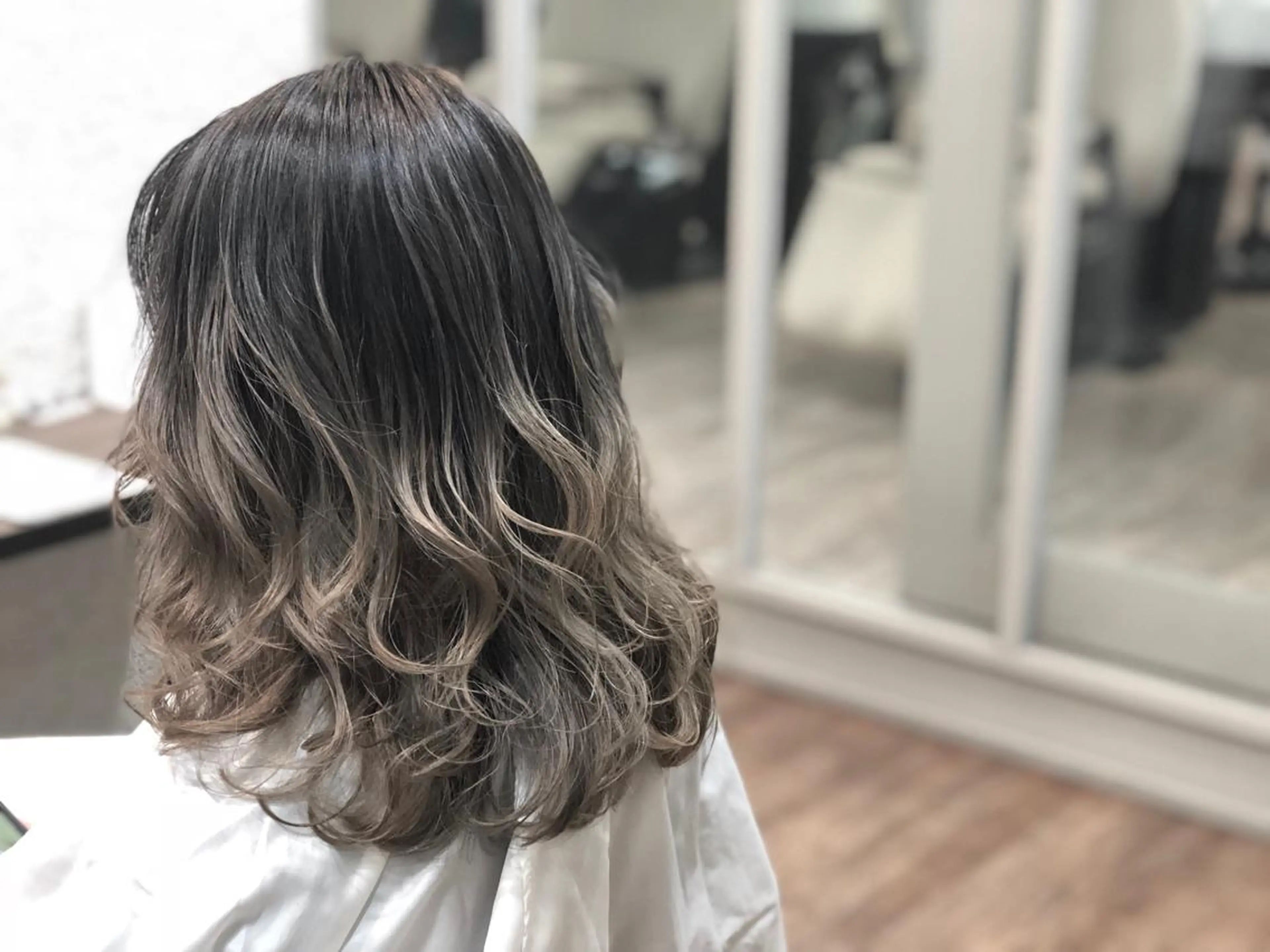 ミディアム カラー アッシュ ベージュカラー カット ヘアカラー トリートメント てんま さやかのヘアスタイル