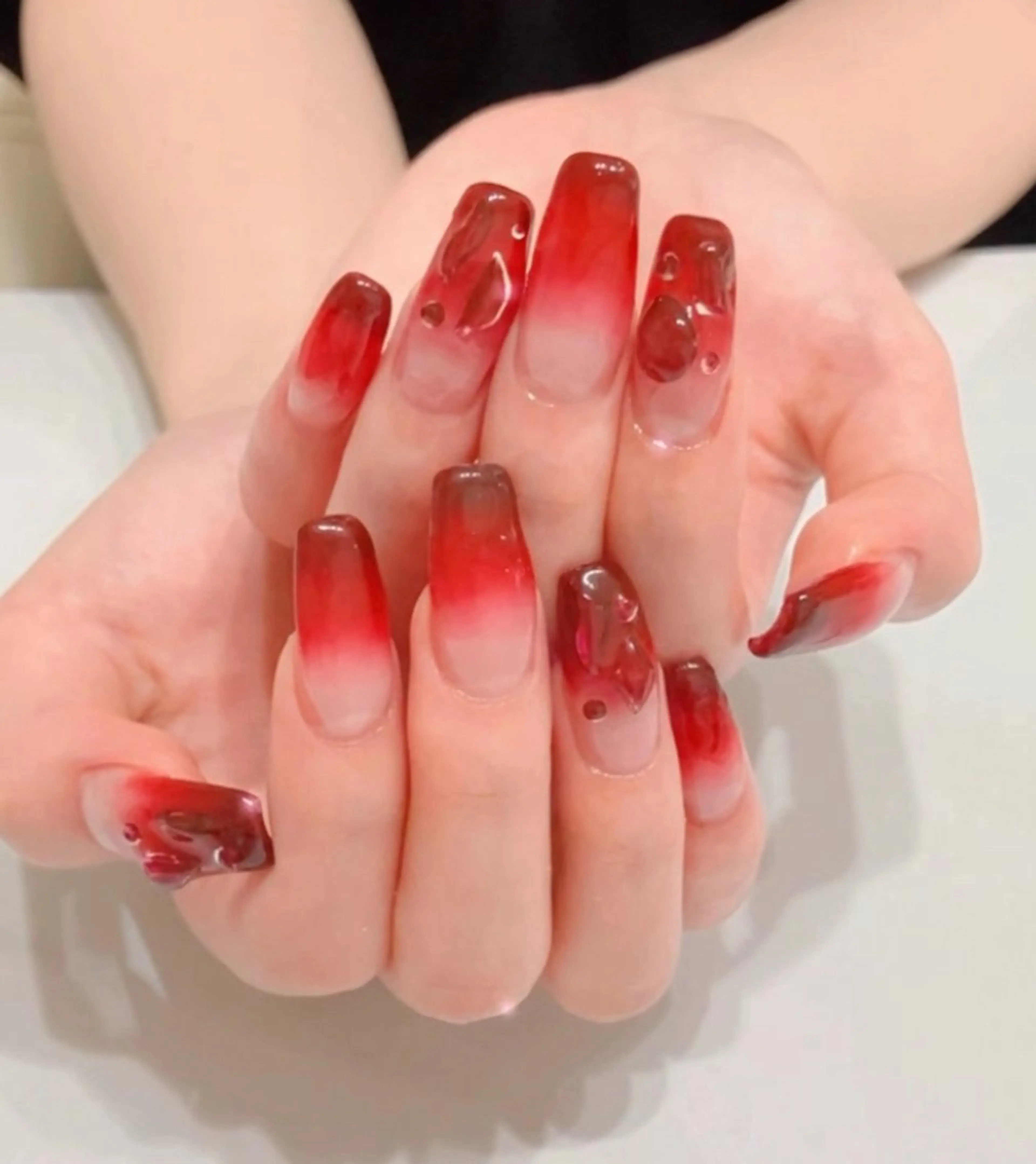 ネイル 赤色 スカルプネイル エムネイル サロンのネイルデザイン