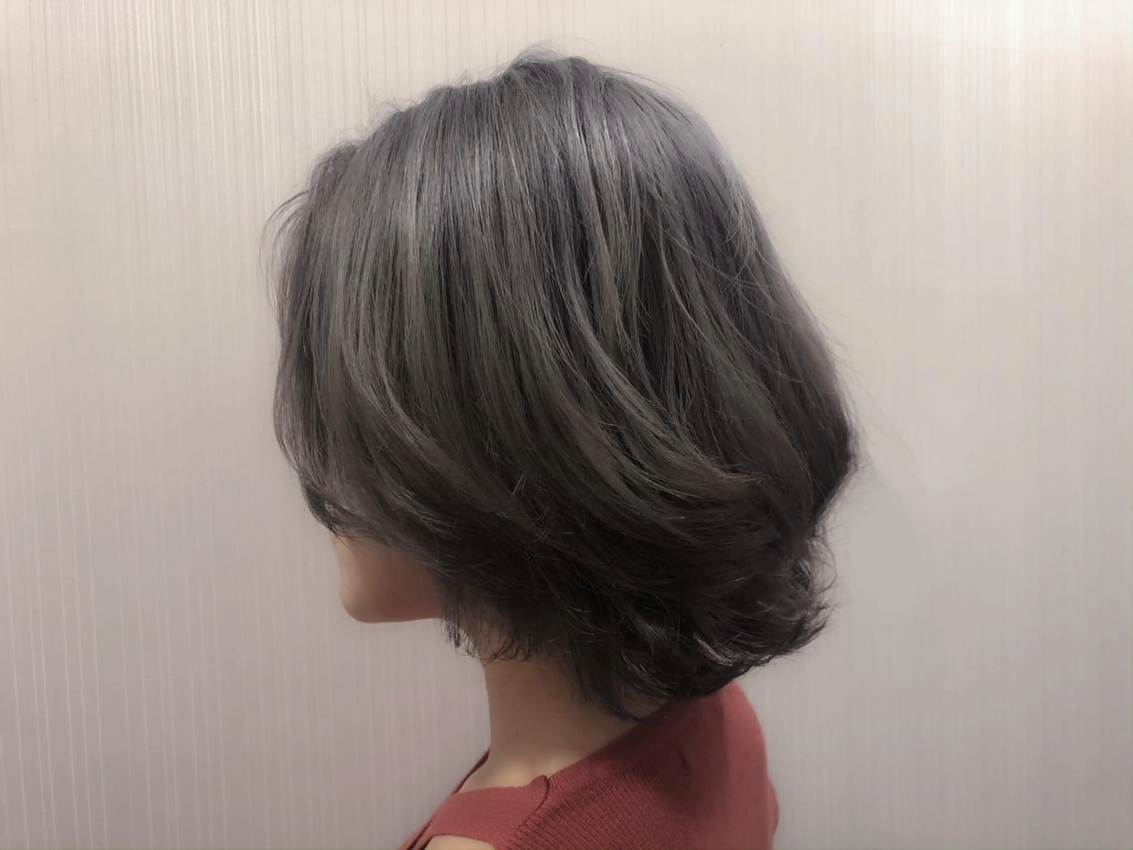 ショート カラー ボブレイヤー ブリーチ ボブ レイヤーカット 小森谷 亮太のヘアスタイル