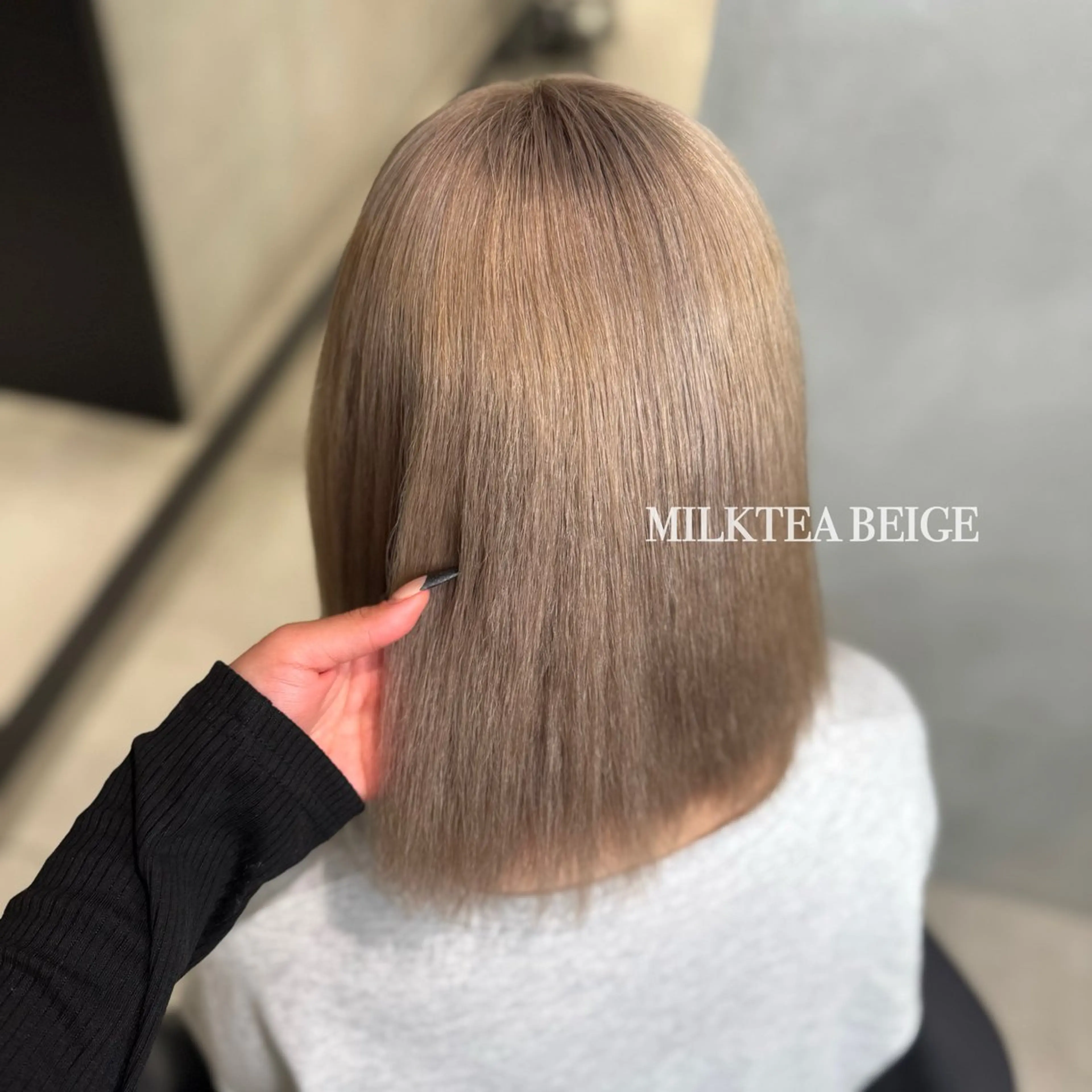 ショート カラー ベージュカラー ブリーチ ミルクティーベージュ ヘアカラー 大阪 梅田/ ハイトーン/エクステのヘアスタイル