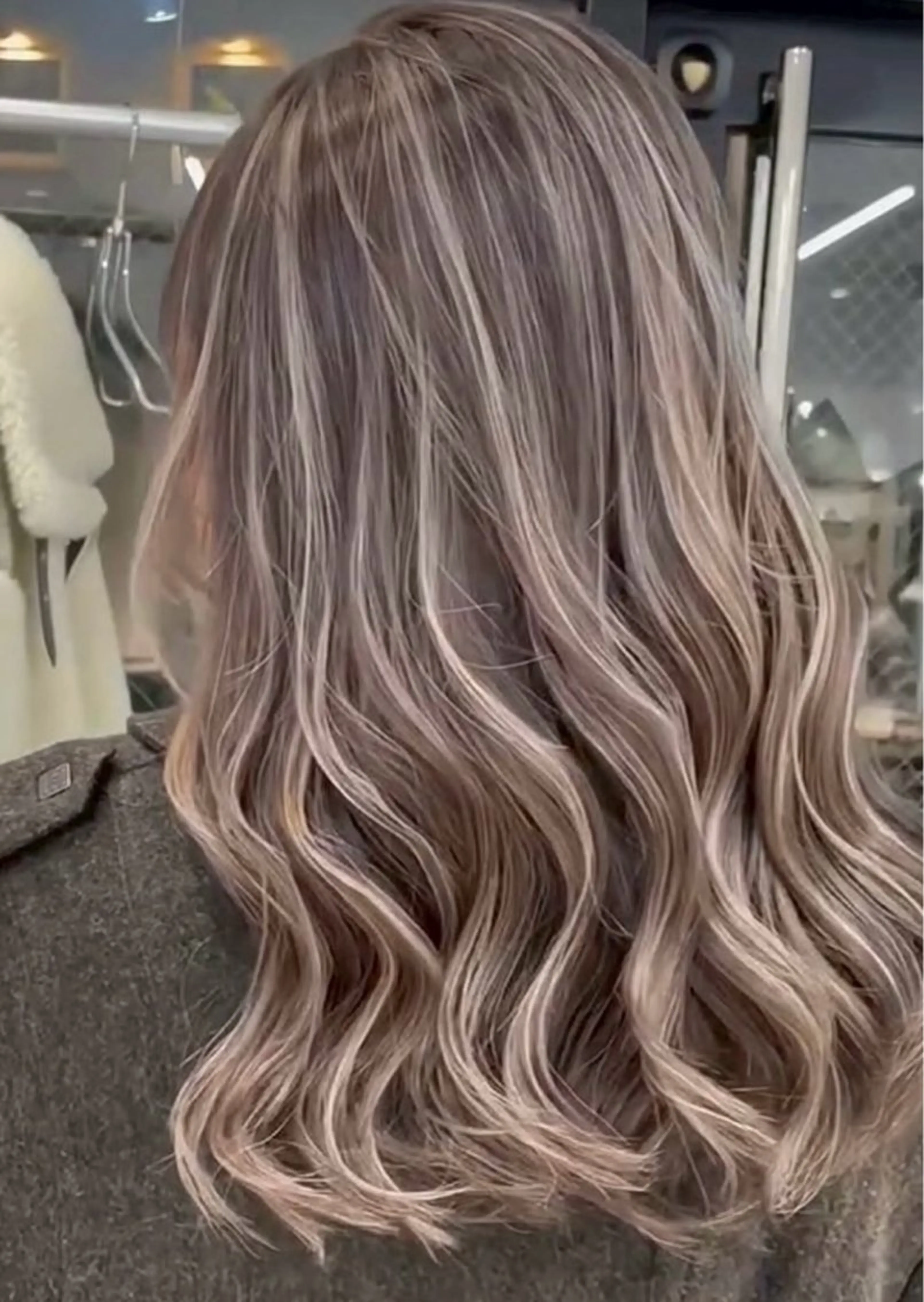 ロング カラー ベージュカラー デザインカラー グレージュ ハイライトカラー ハイライト ヘアカラー トリートメント 表参道/ハイライト バレイヤージュのヘアスタイル