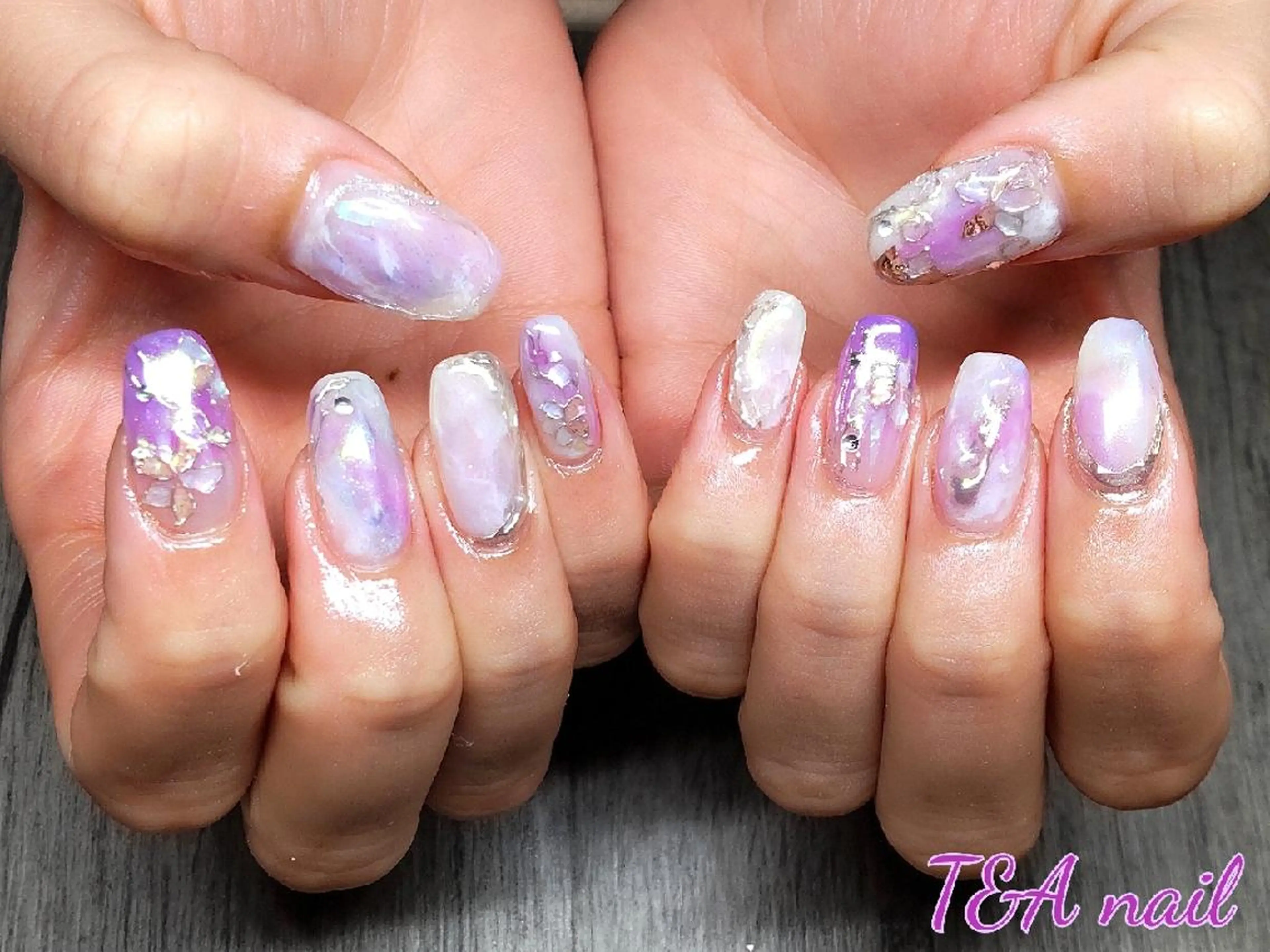 セミロング ネイル パープルカラー 長さ出し フラワーネイル ジェルネイル ニュアンスネイル ハンドネイル T&A nailのネイルデザイン