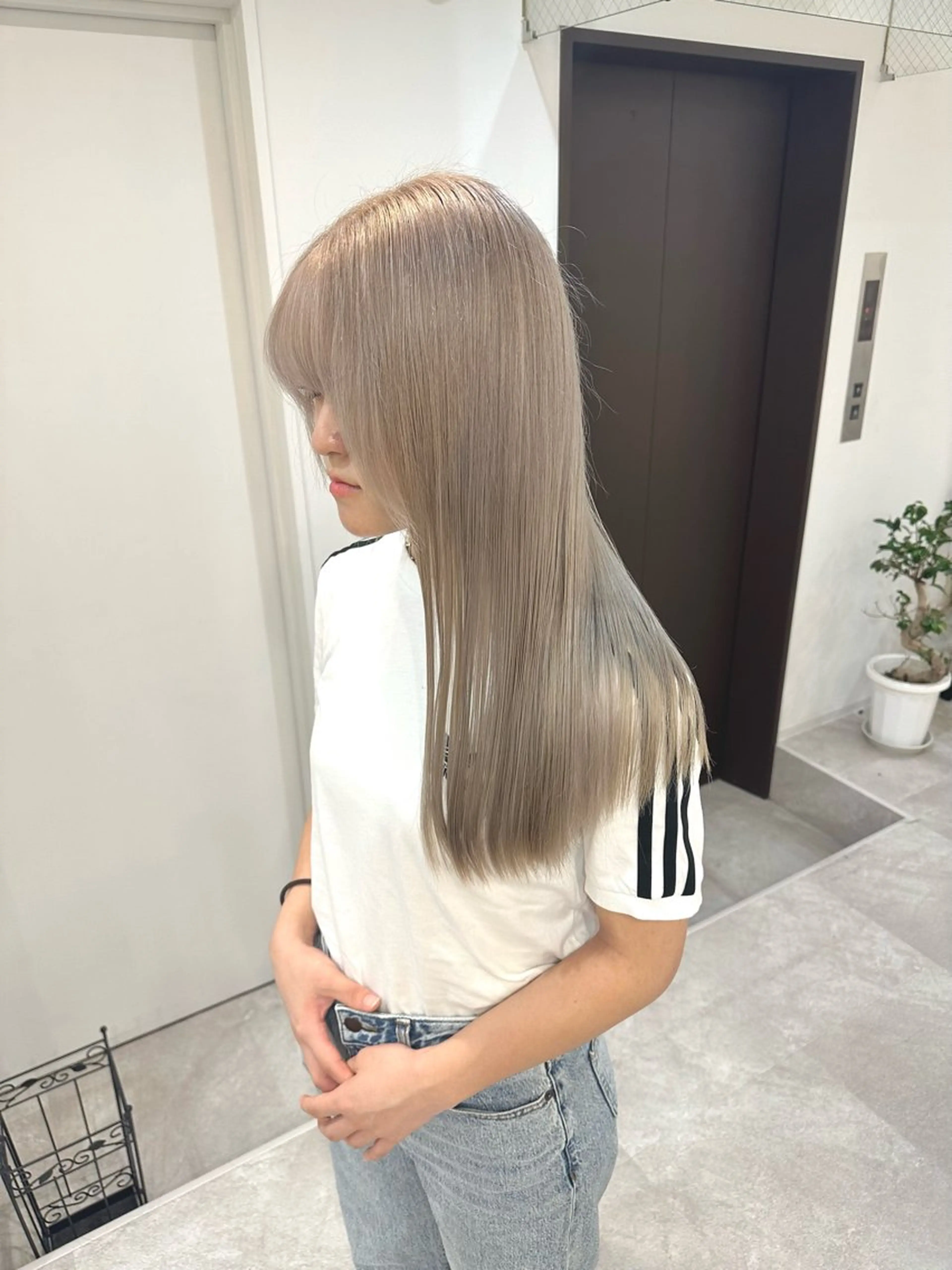 ロング カラー ヘアアレンジ ベージュカラー ブリーチ ケアブリーチ 透明感カラー ミルクティーベージュ カット ヘアカラー SALOWIN京都河原町Suite店所属・外国人風レイヤー/ ハイトーンSHUのヘアスタイル