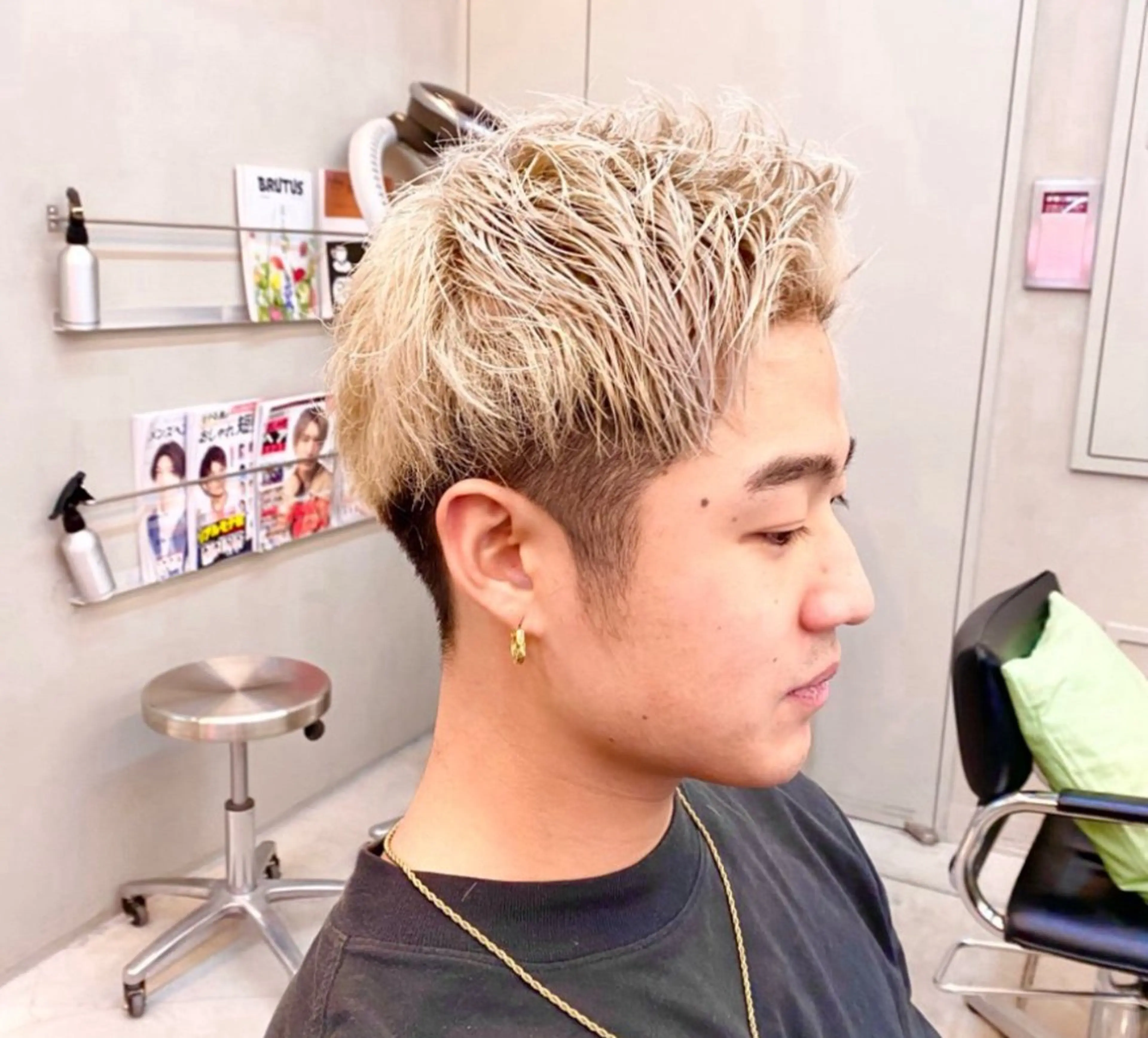 ショート カラー メンズ アップバング メンズブリーチ 刈り上げ ブリーチ ブロンド カット ヘアカラー 普通の美容室じゃない ‼️/若林のヘアスタイル