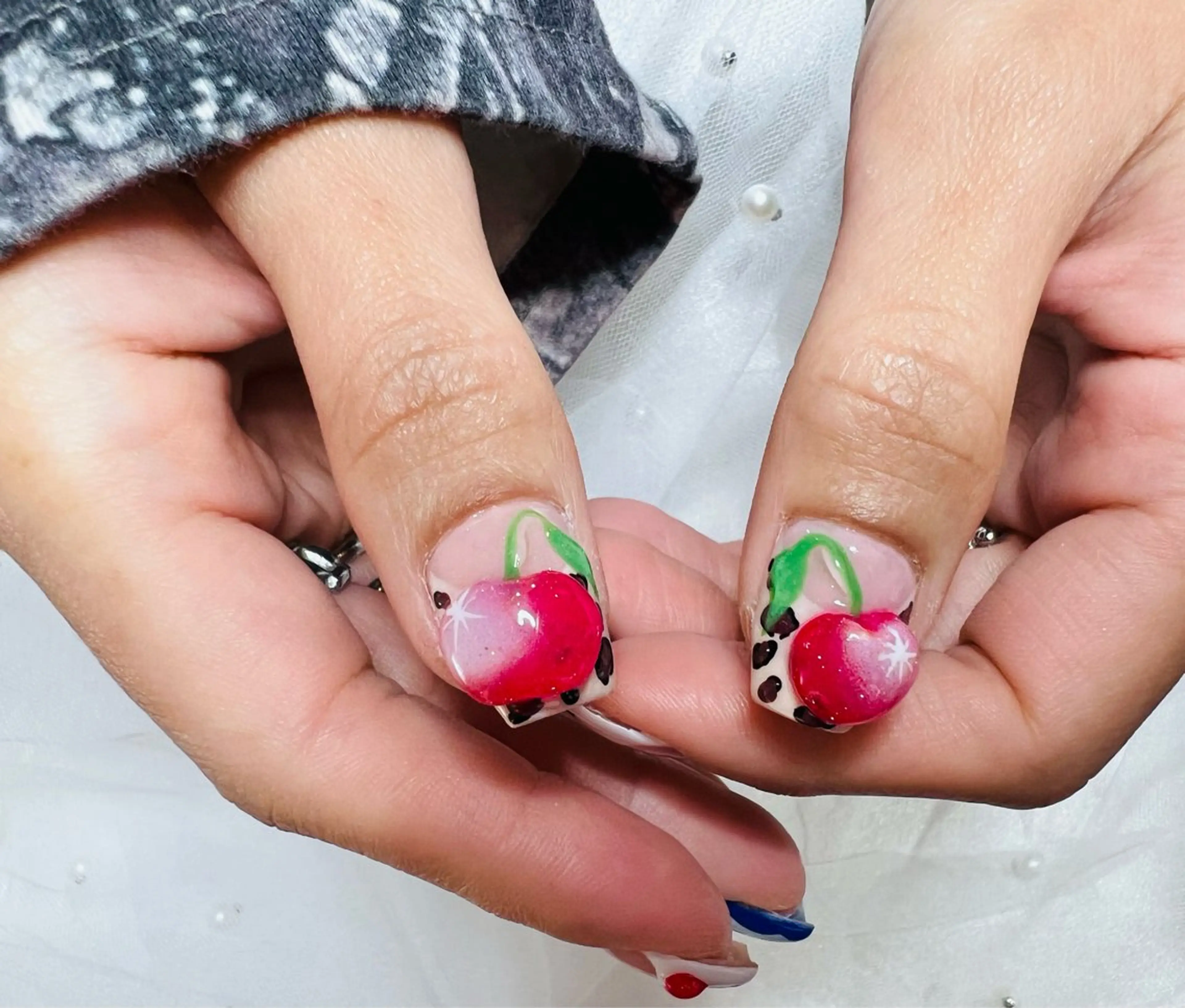 ネイル オーロラネイル クリアネイル 長さ出し フットネイル フレンチネイル ハンドネイル リボン、ガーリー パーツ放題専門店のネイルデザイン