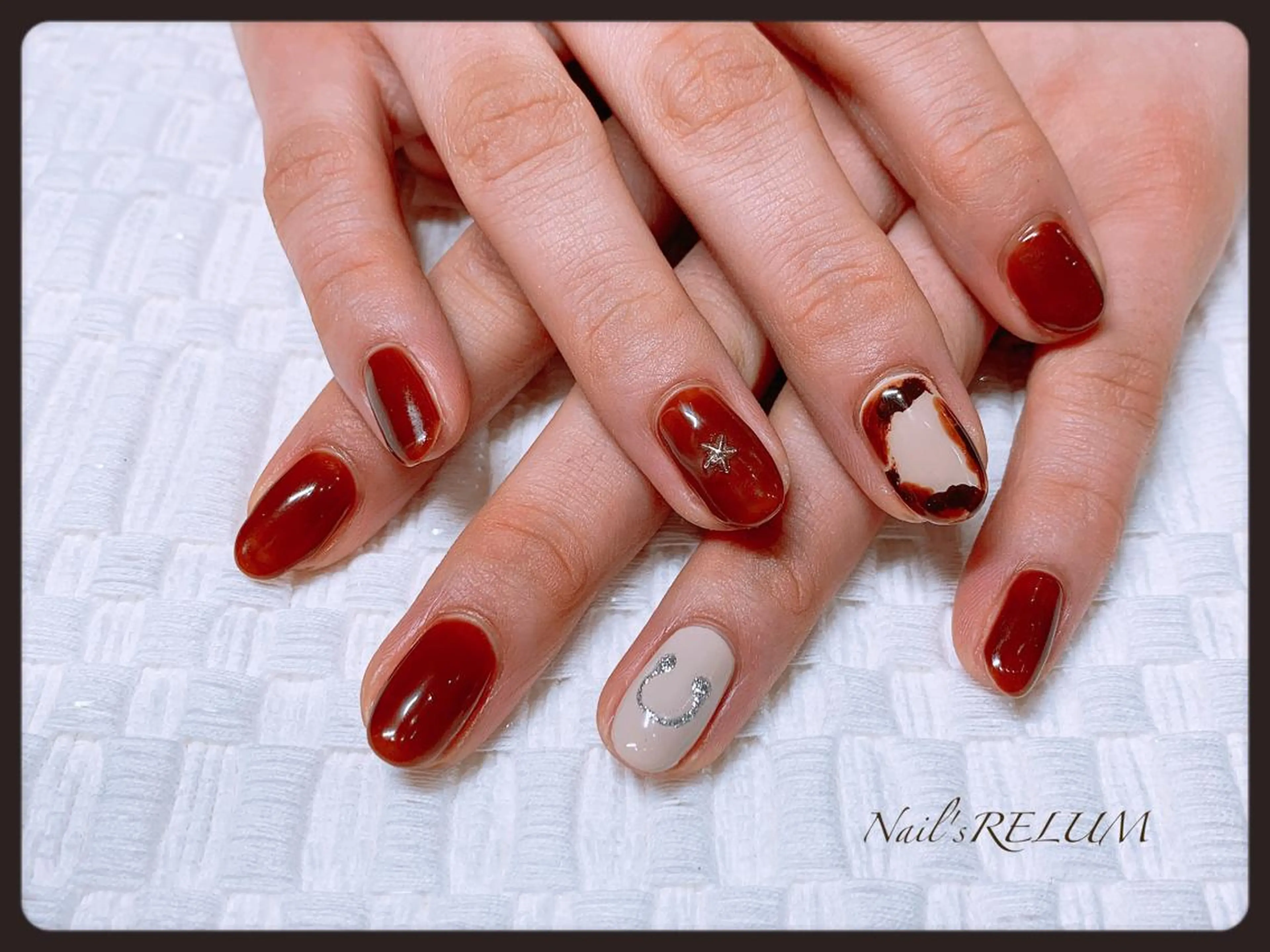 ネイル アートネイル ブラウン ハンドネイル THECOLORS所属・近貞 莉奈のネイルデザイン