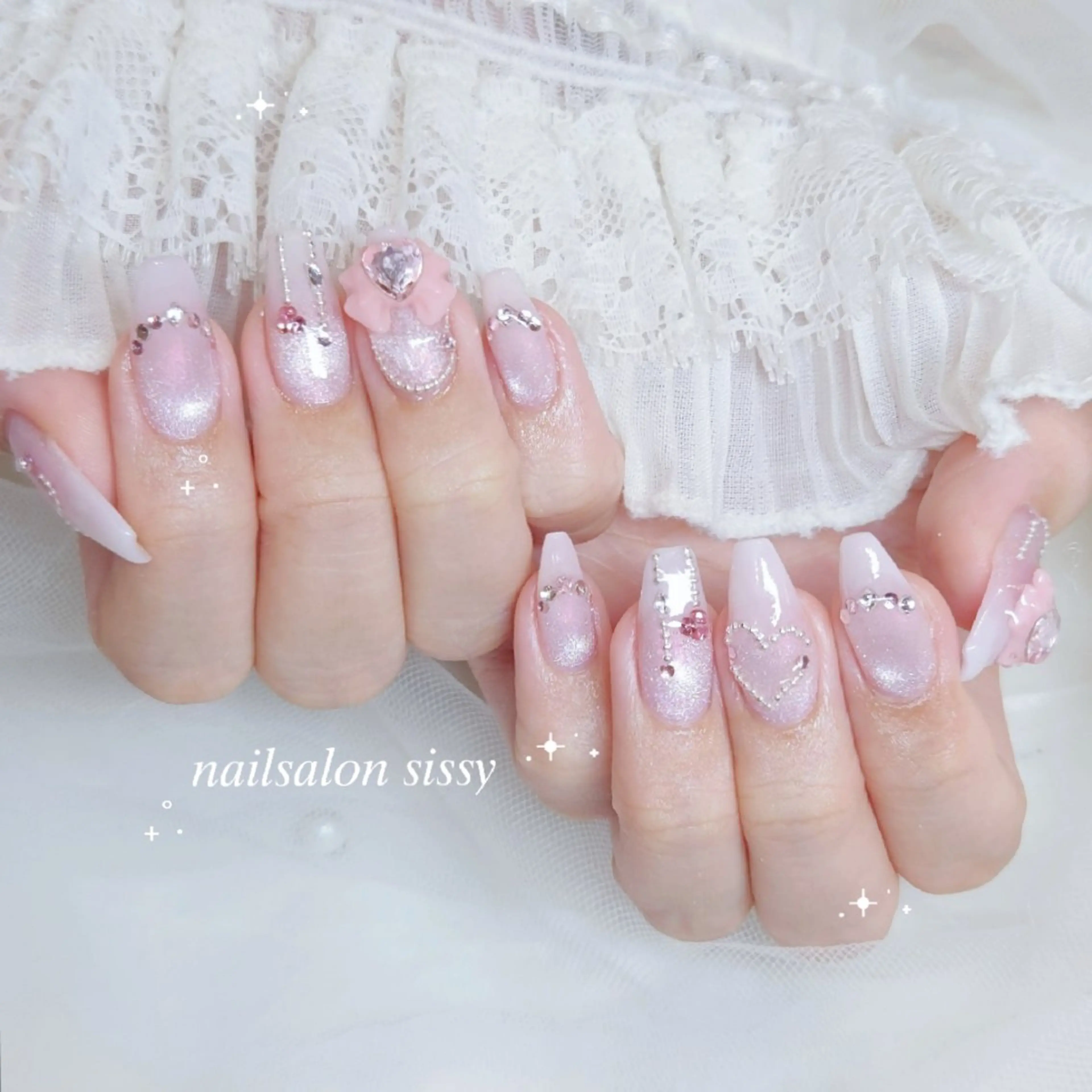 ネイル ガーリー キラキラネイル ピンク リボン ハンドネイル nailsalon sissy所属・sissy hatsuneのネイルデザイン
