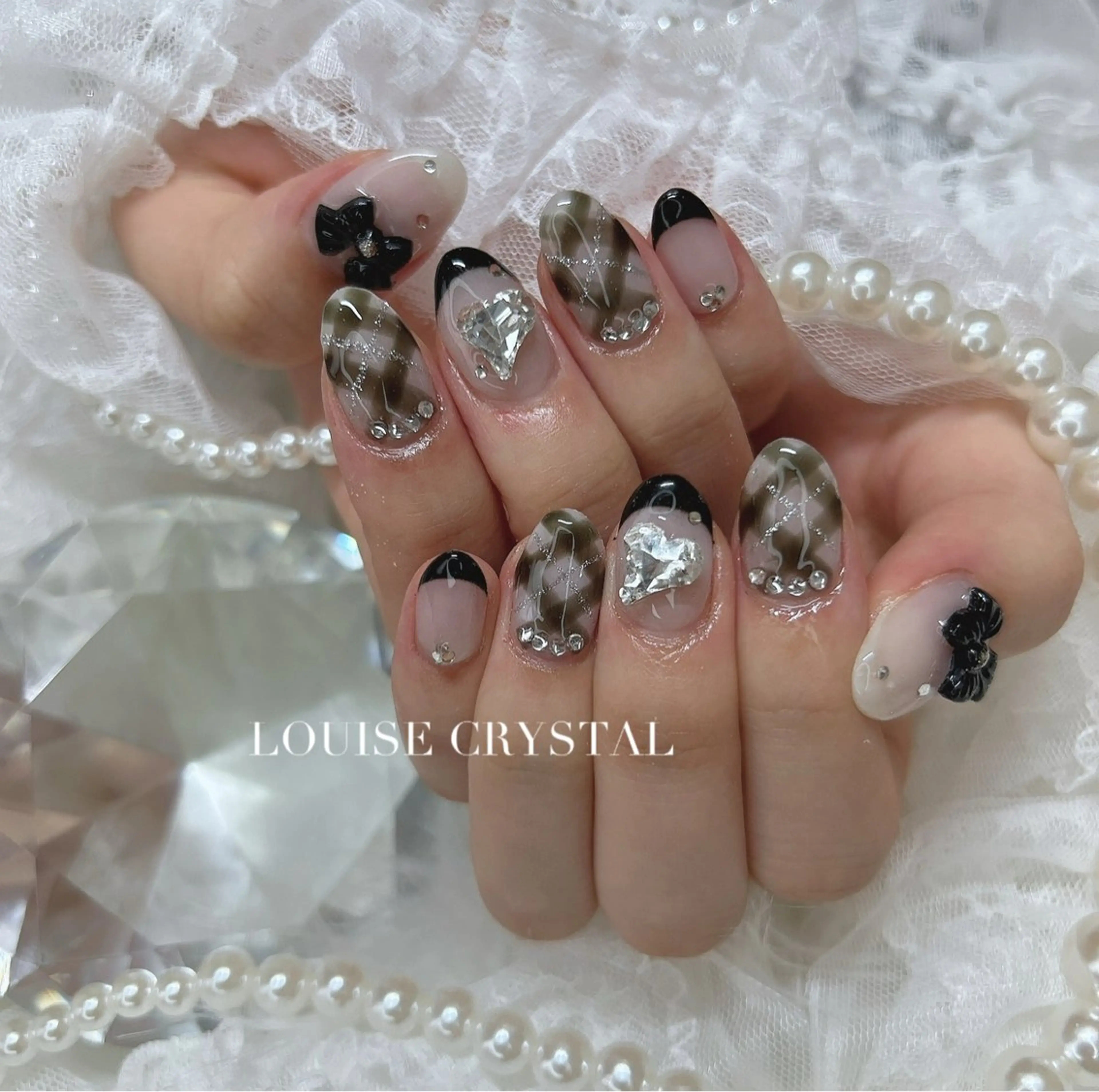ネイル ハンドネイル LOUISE CRYSTALのネイルデザイン