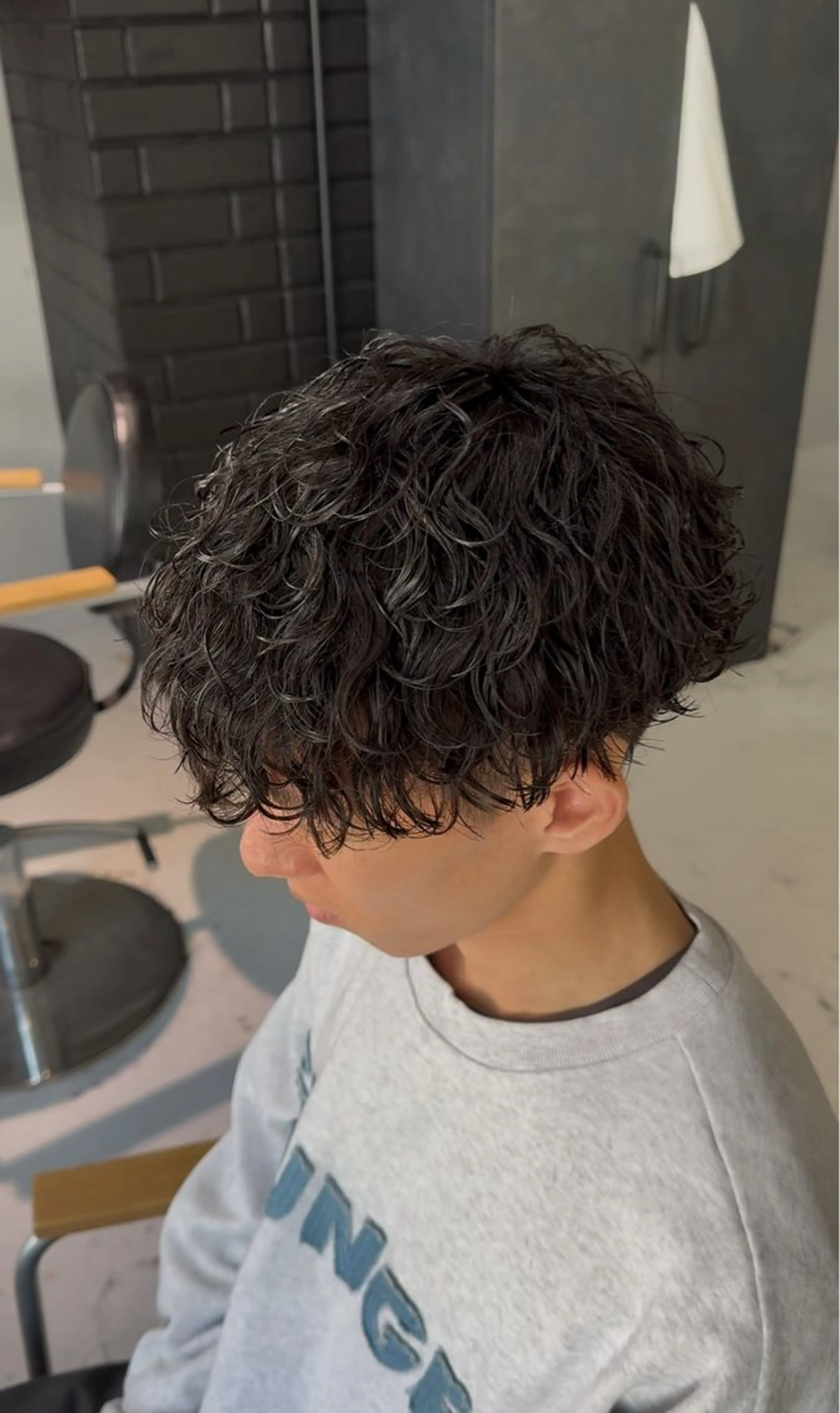 ショート パーマ メンズ メンズパーマ 波巻きパーマ スパイラルパーマ カット パーマ men's salon gaudi 高槻店所属・波巻きパーマ/ 曲がる縮毛矯正/川岸のヘアスタイル