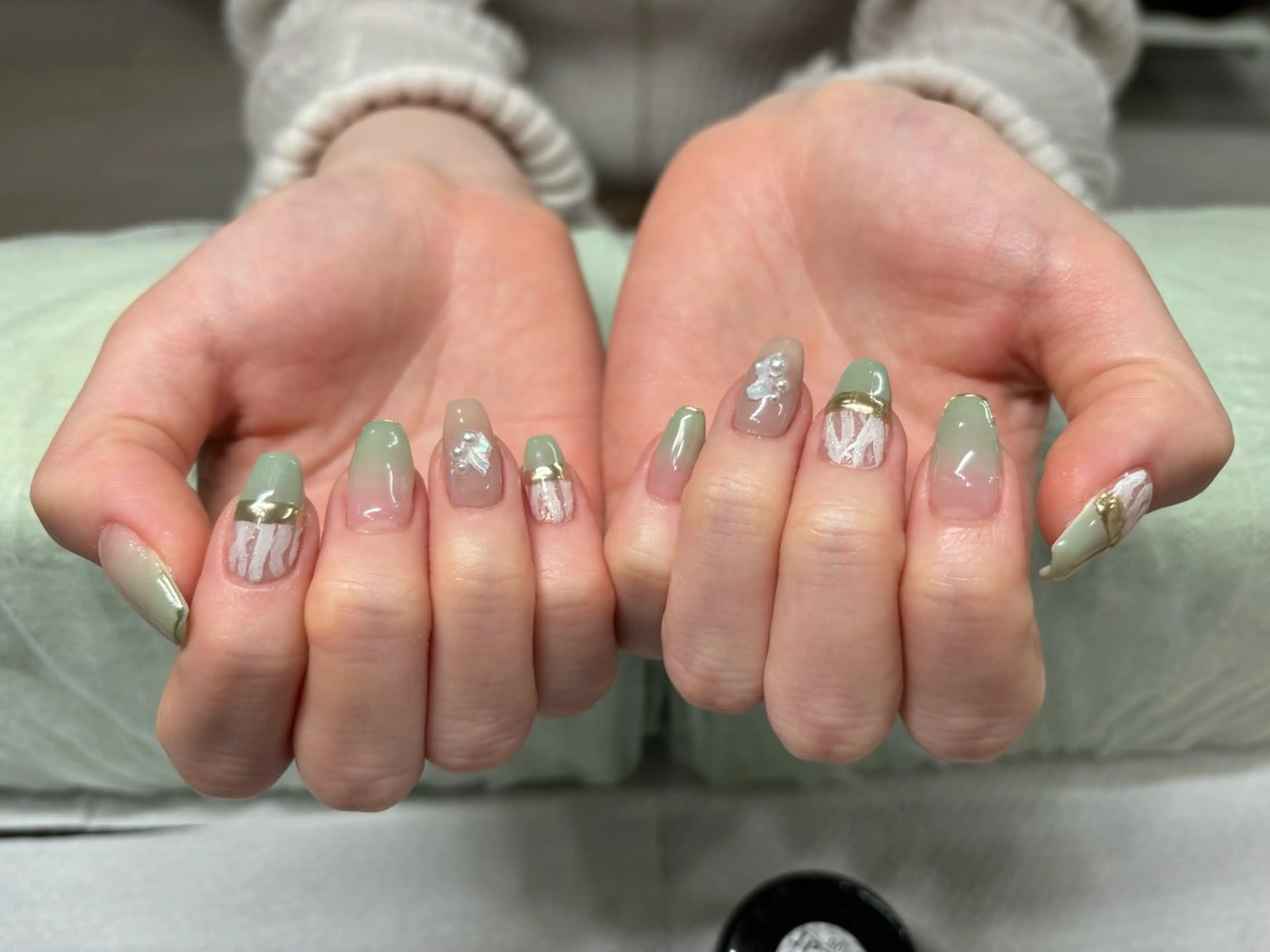 ネイル ゴールド グリーン ニュアンスネイル ハンドネイル Lani🌈Nail Konatsuのネイルデザイン