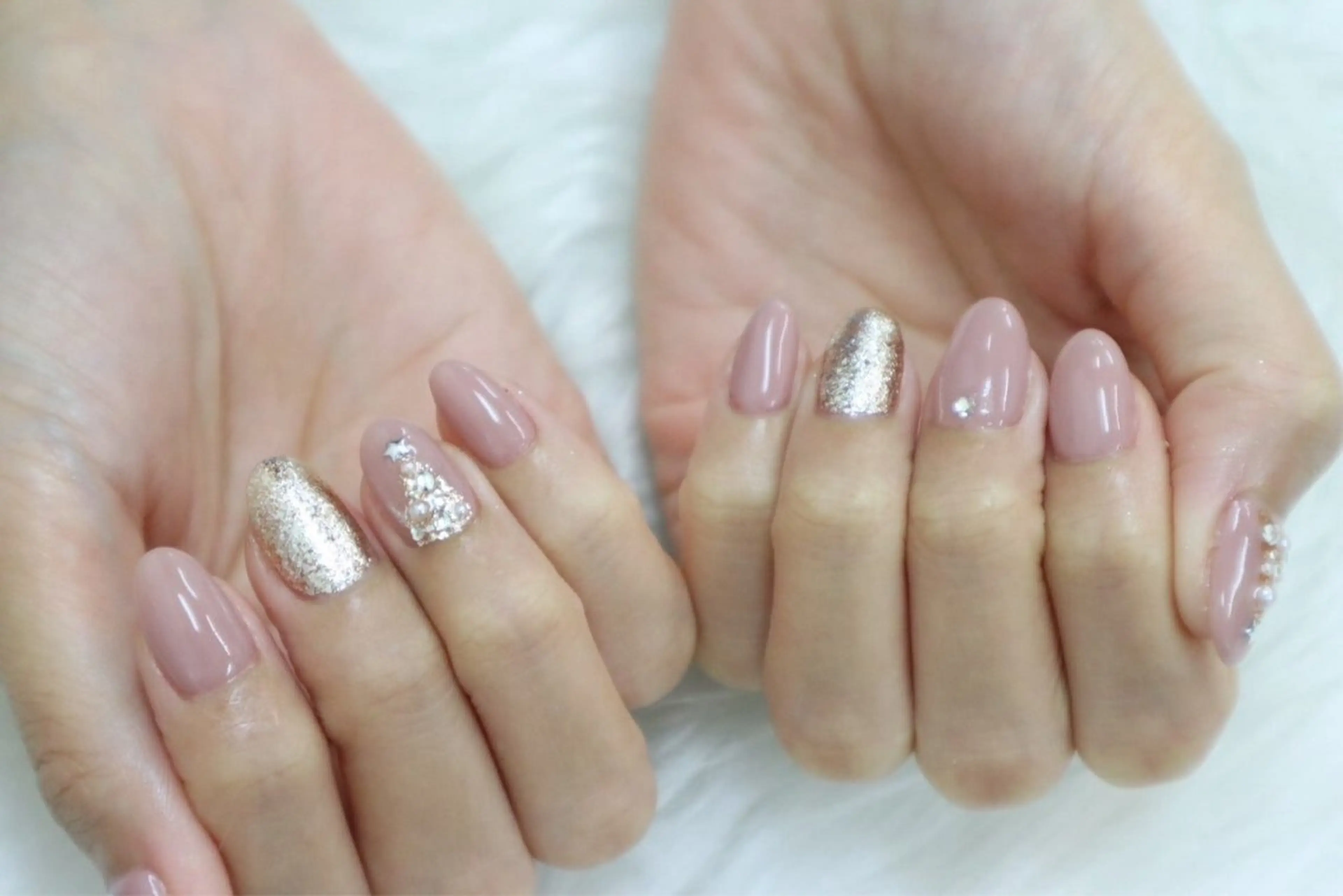 ネイル ピンク ピンクベージュ 冬ネイル クリスマス カラーズビューティサロン所属・ツノスエアヤカ ／つののネイルデザイン