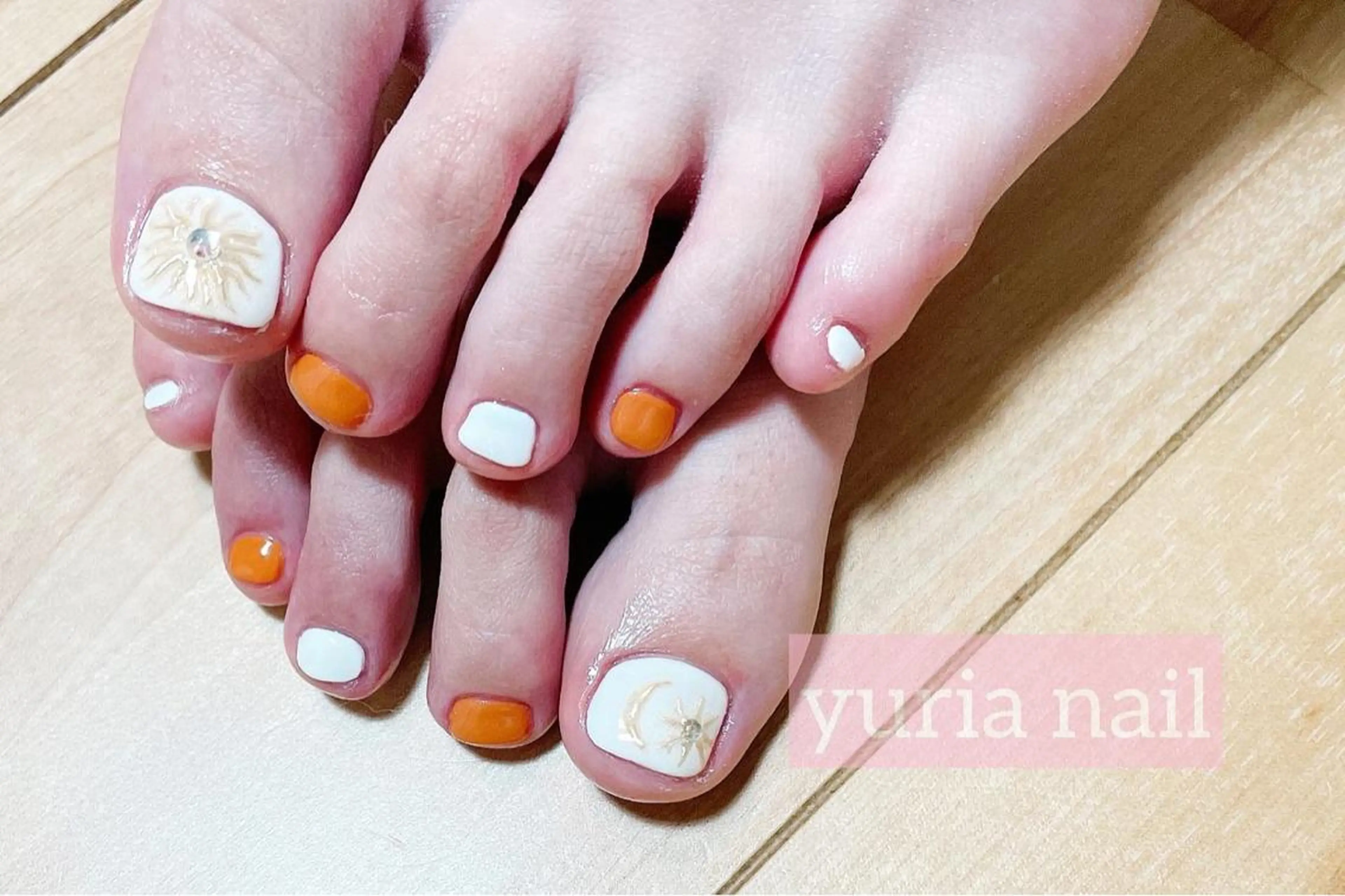 ネイル フットネイル ジェルネイル ミラーネイル 持ち込み ホワイト フットネイル 小林 ゆりあのネイルデザイン