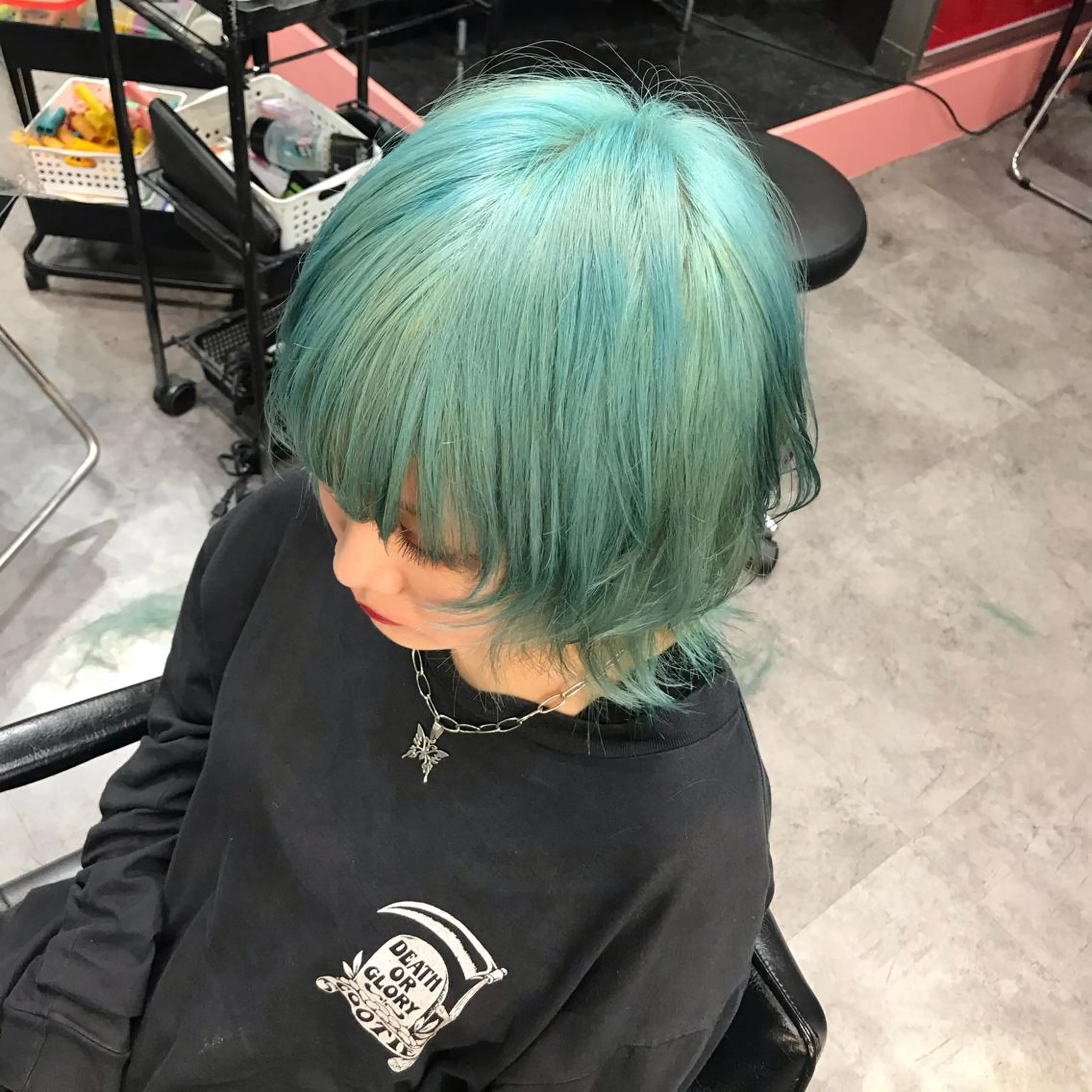 ミディアム カラー ミント ウルフカット ホワイト&レイヤーカ ットエクステ長畠俊輔のヘアスタイル