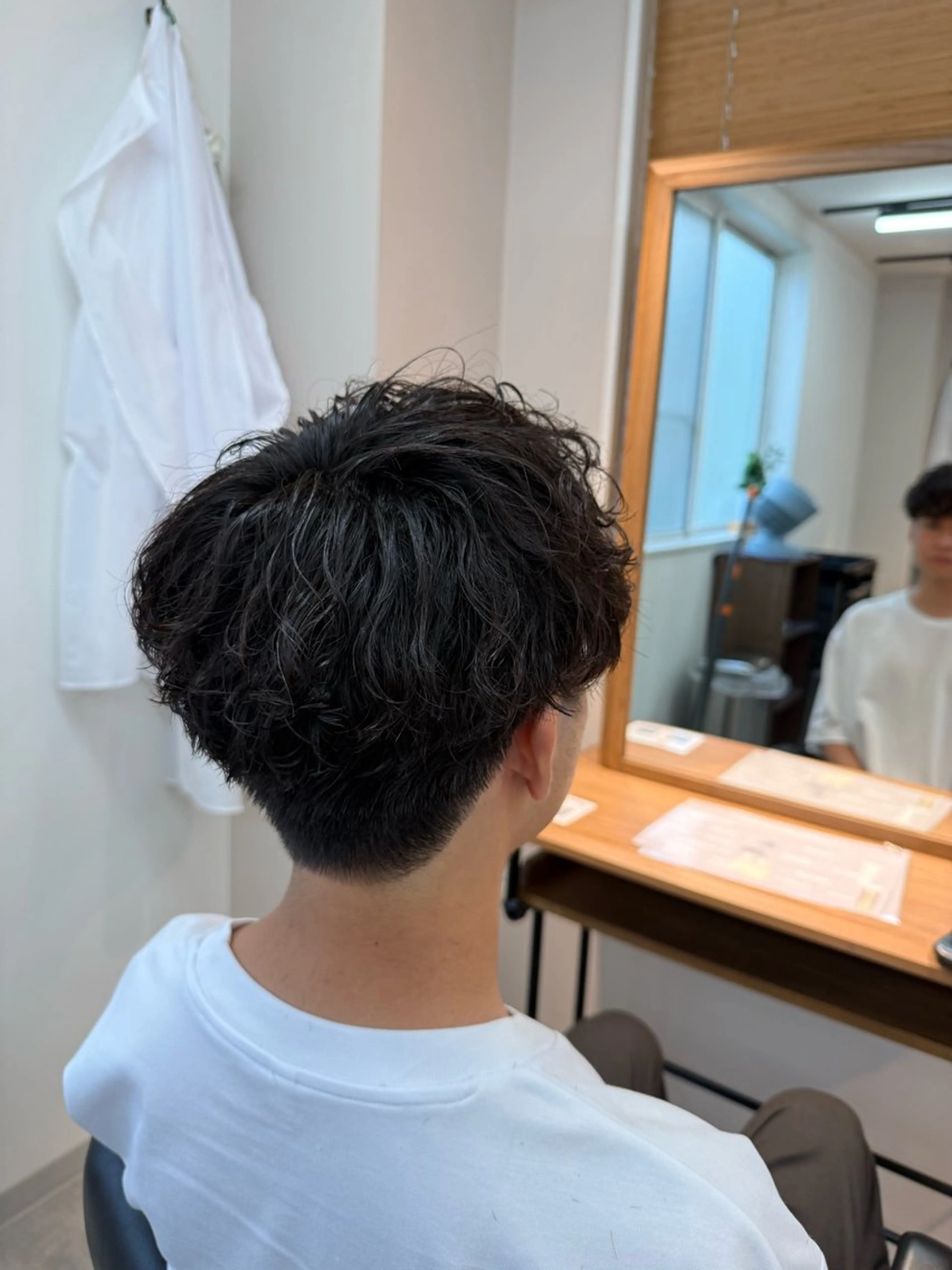 パーマ メンズ センターパート フェザーパーマ メンズ韓国風 メンズパーマ ニュアンスパーマ カット パーマ 韓国スタイル特化 ニュアンスパーマ下田のヘアスタイル