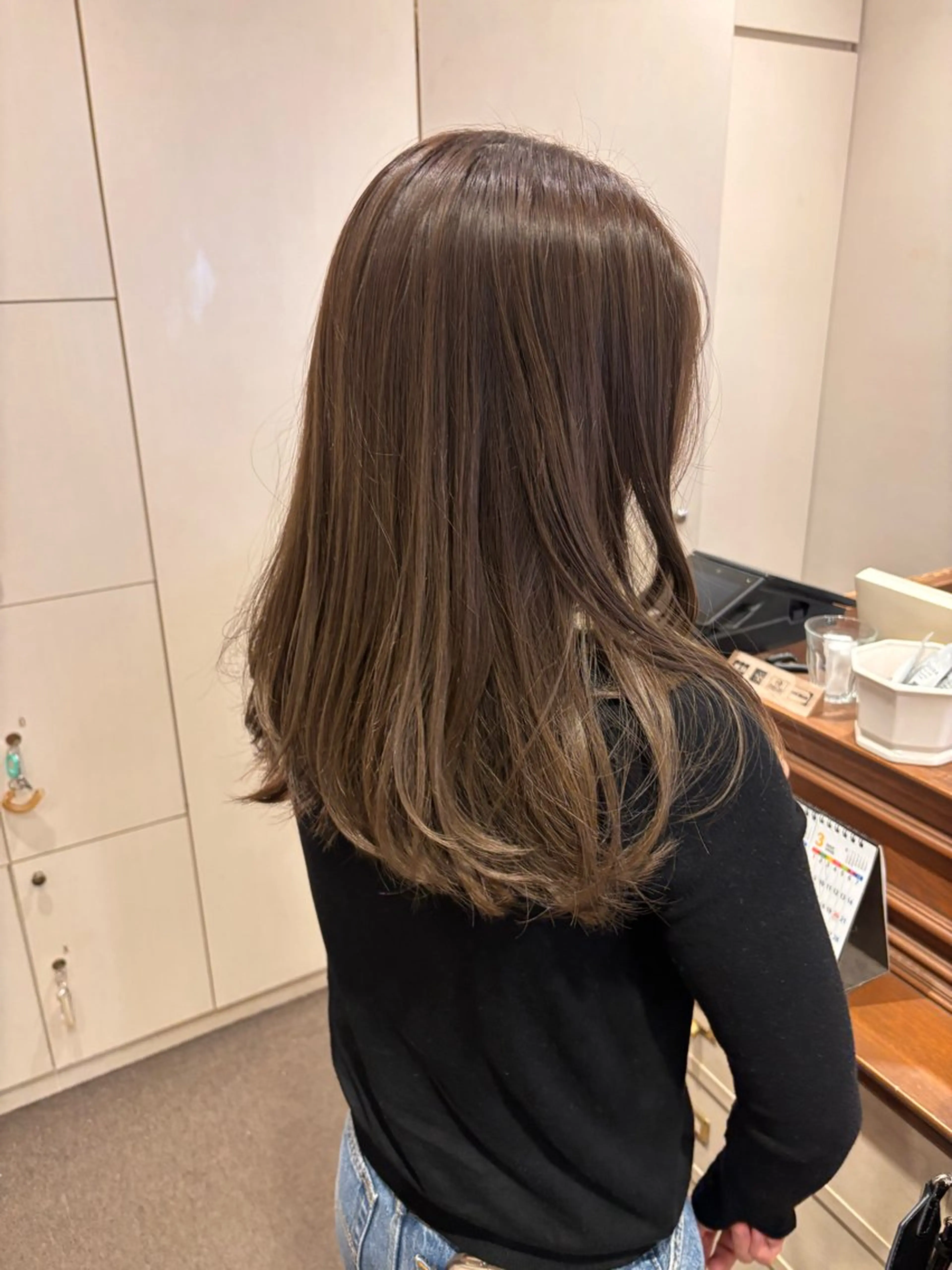 ミディアム カラー ベージュカラー ブリーチ 透明感カラー グレージュ ブリーチなしカラー サソウ ユリエ🥥のヘアスタイル