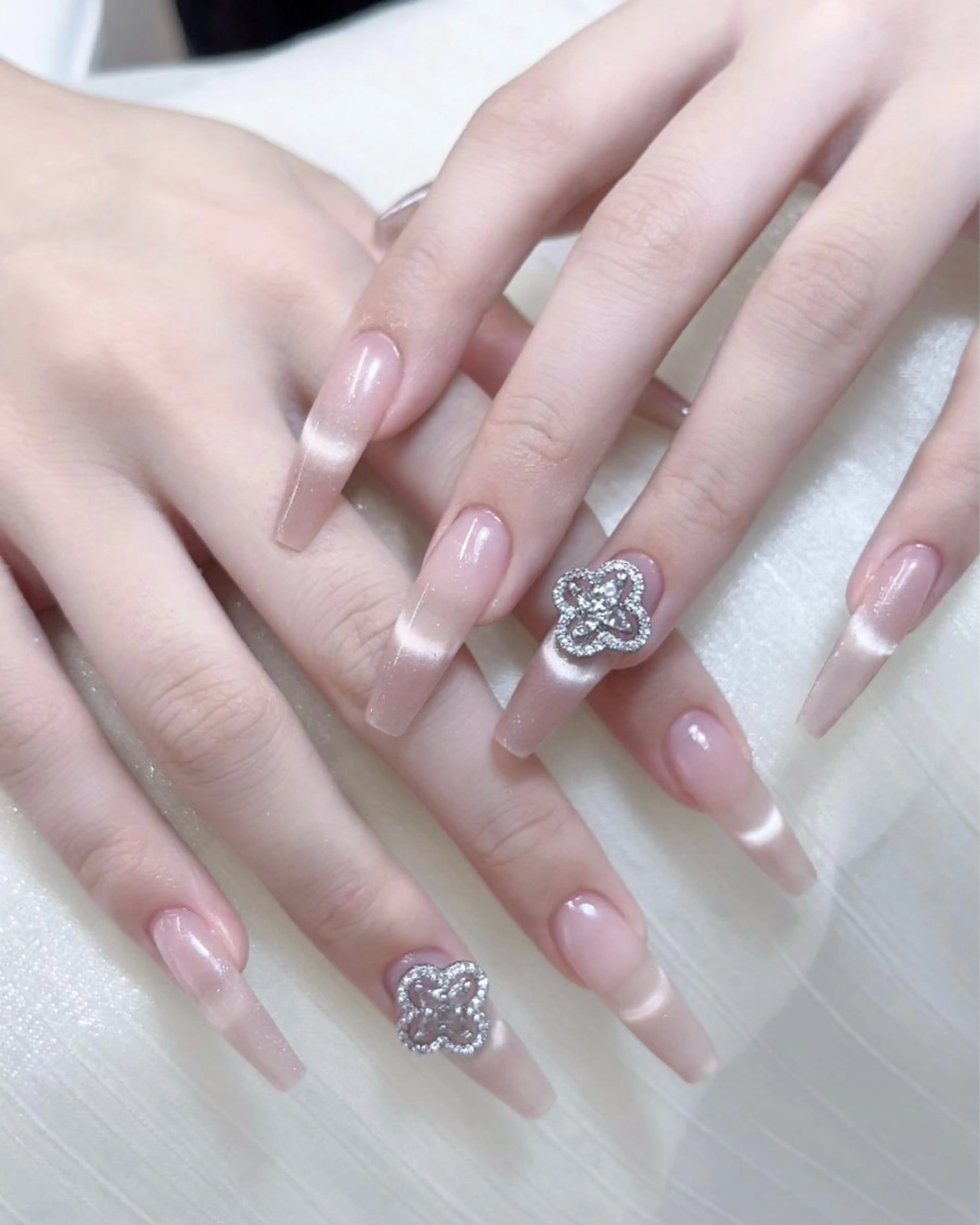 ネイル チークネイル フレンチネイル キラキラネイル 韓国ネイル ワンホンネイル ハンドネイル Speraネイル 大宮店🎀のネイルデザイン