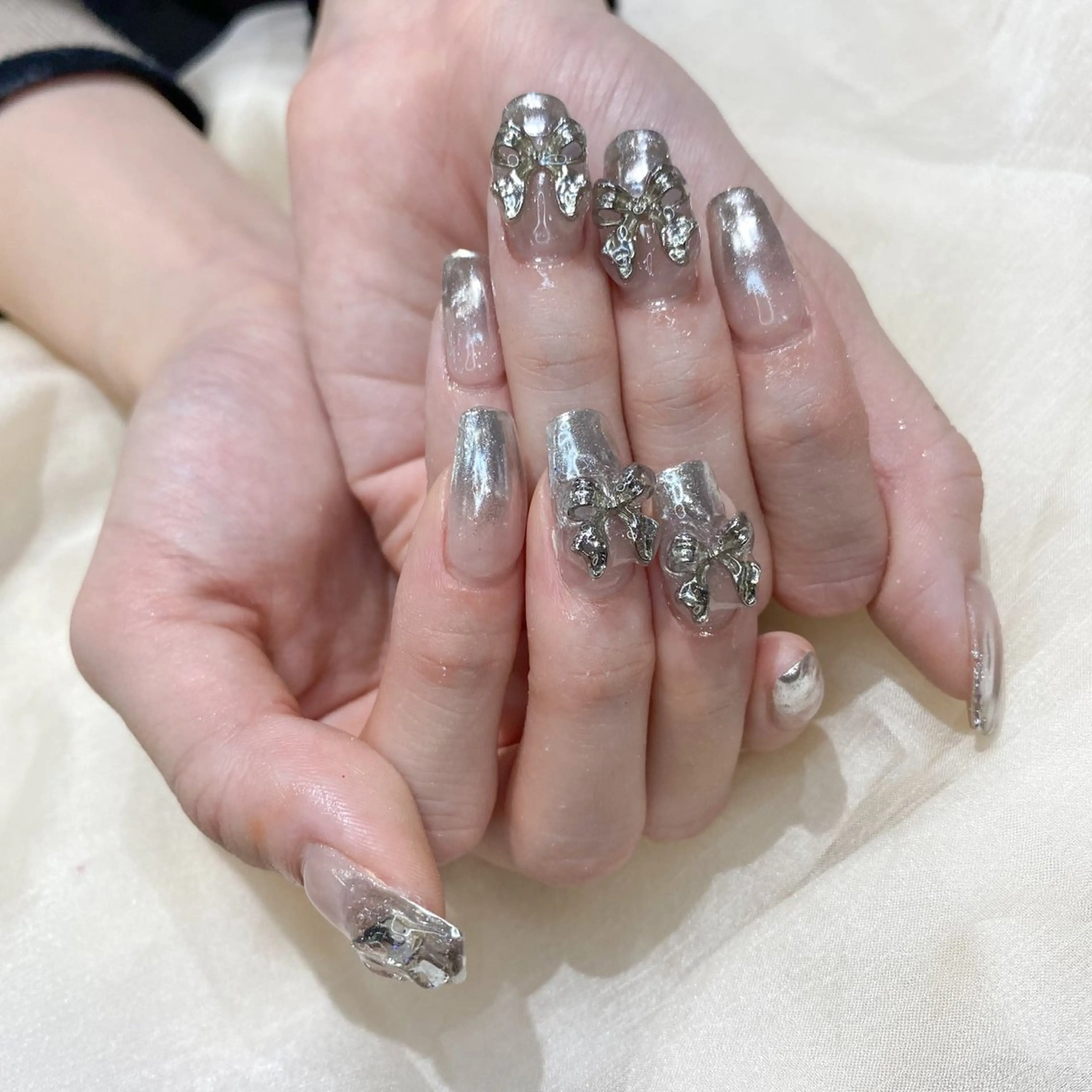 ネイル ミラーネイル リボン シルバー ネイル空間所属・muguet🎀 nailのネイルデザイン