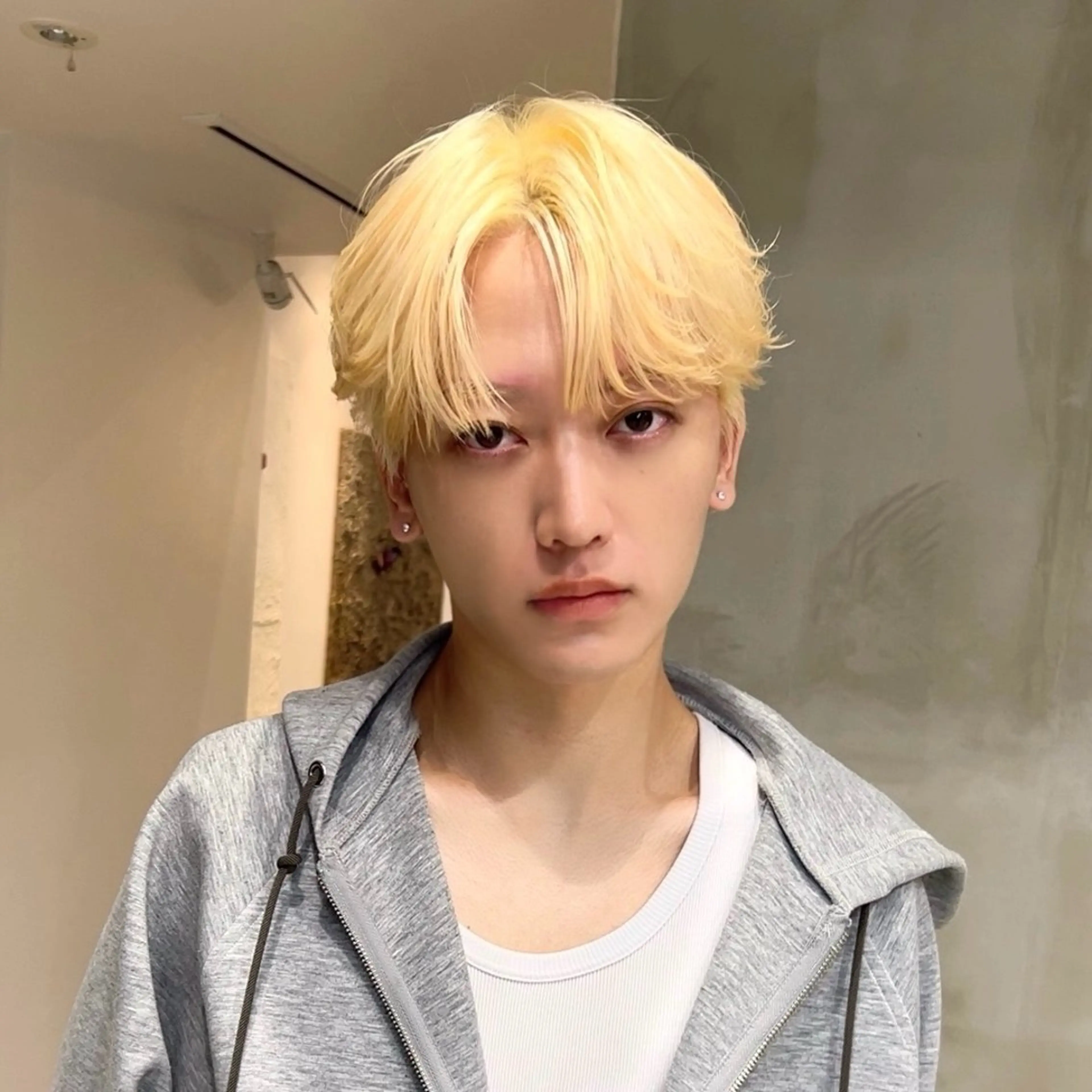 ミディアム カラー メンズ メンズブリーチ ブリーチ カット ヘアカラー 岡田大志🇰🇷 中/韓メンズヘアのヘアスタイル