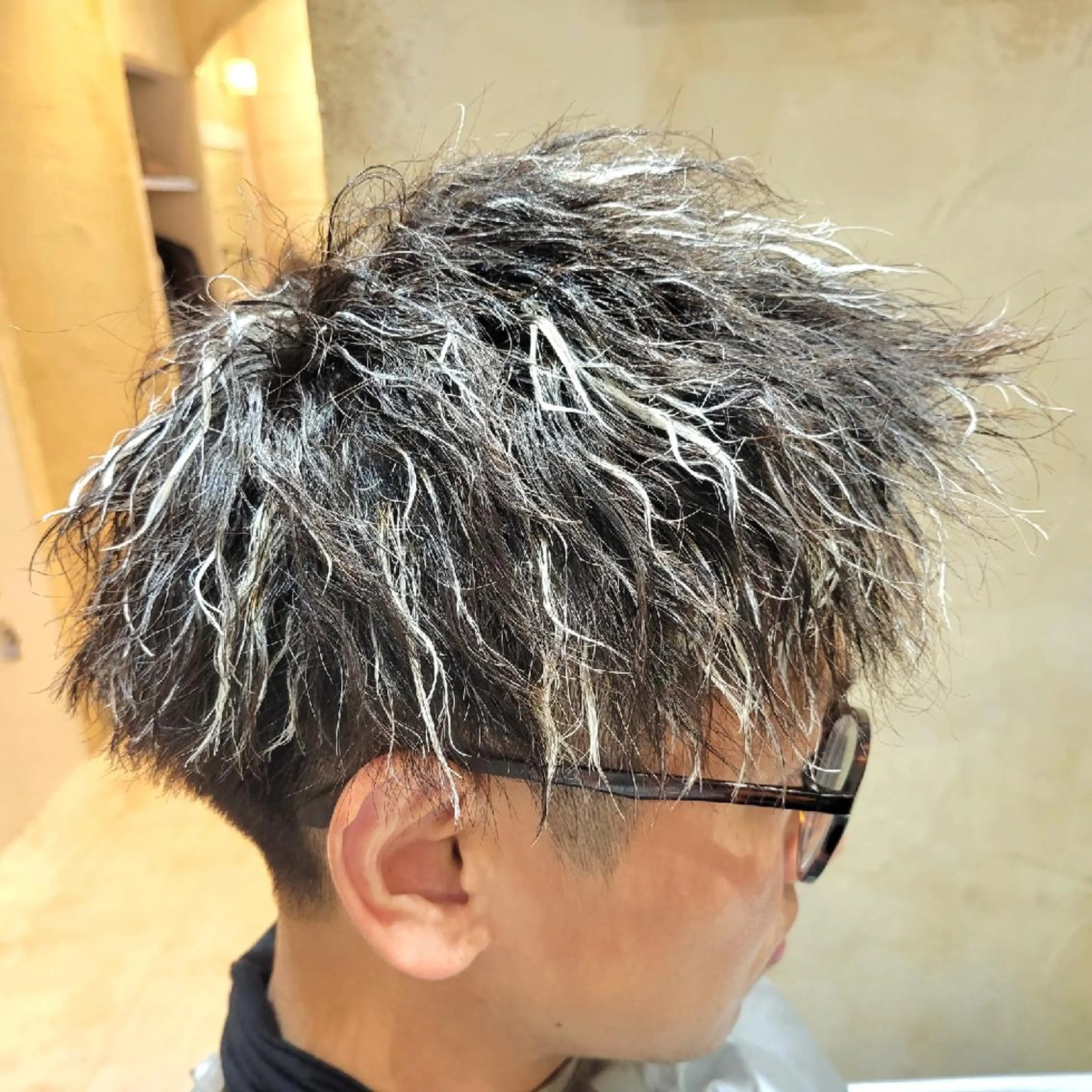 ミディアム パーマ カラー メッシュ カット パーマ トリートメント mens salon magic所属・谷川 一成のヘアスタイル