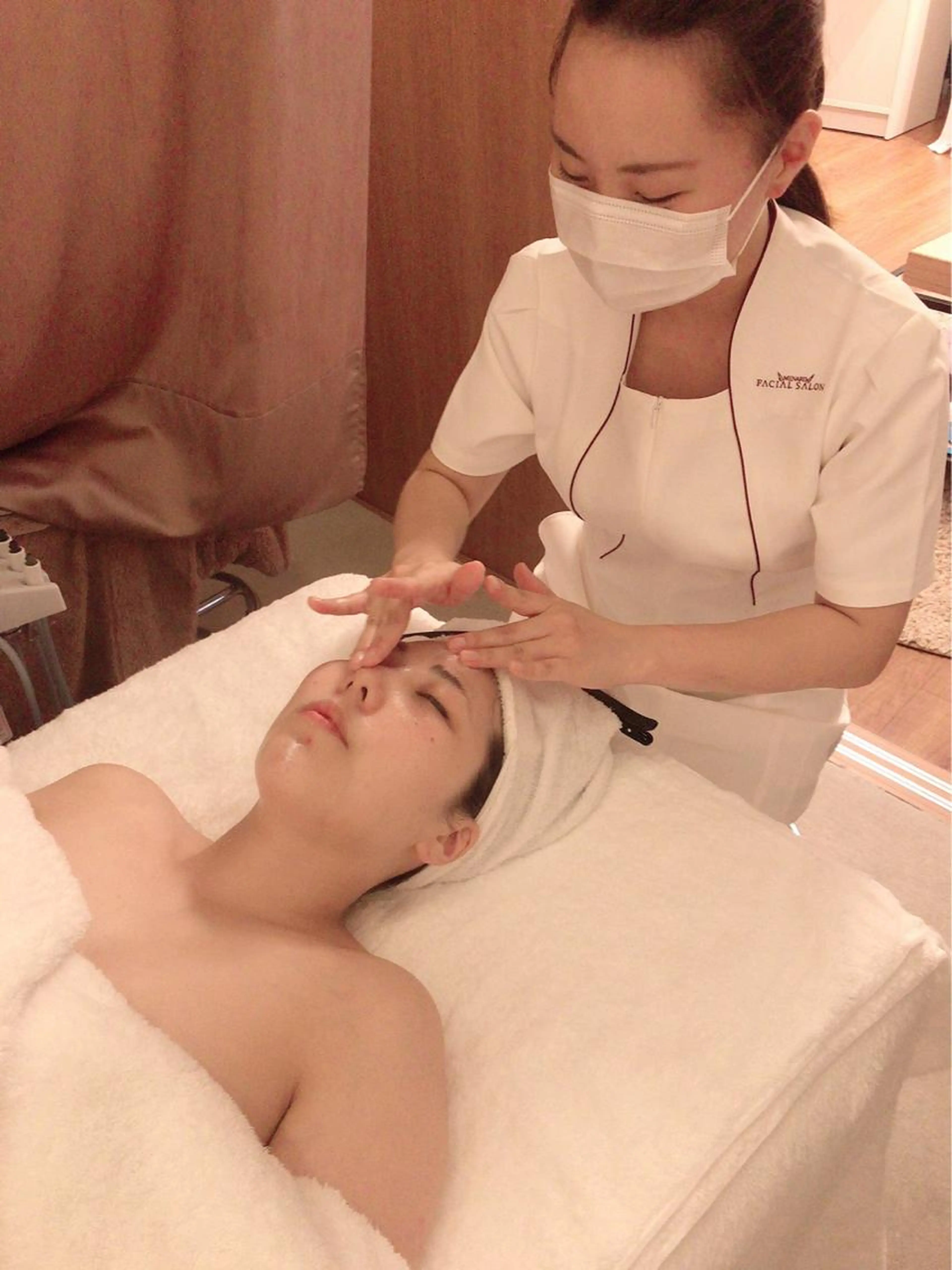 デコルテからスッキリ小顔✨エイジングケア付きコース(イルネージュ使用)※エイジングケアとは年齢に応じたお手入れの事の写真