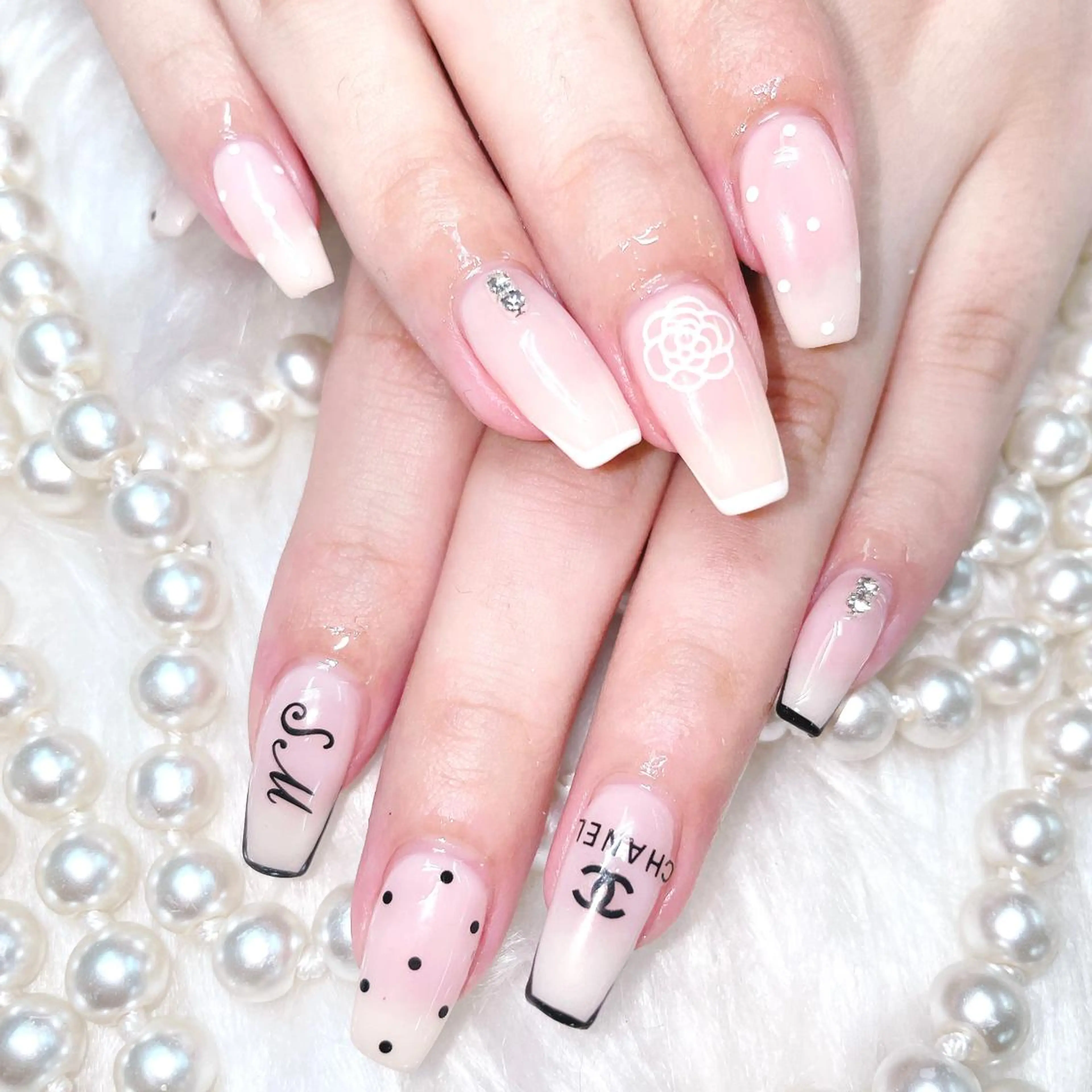 ネイル Go  Today シェアサロン 新宿Gratia店所属・杉山 栞のネイルデザイン