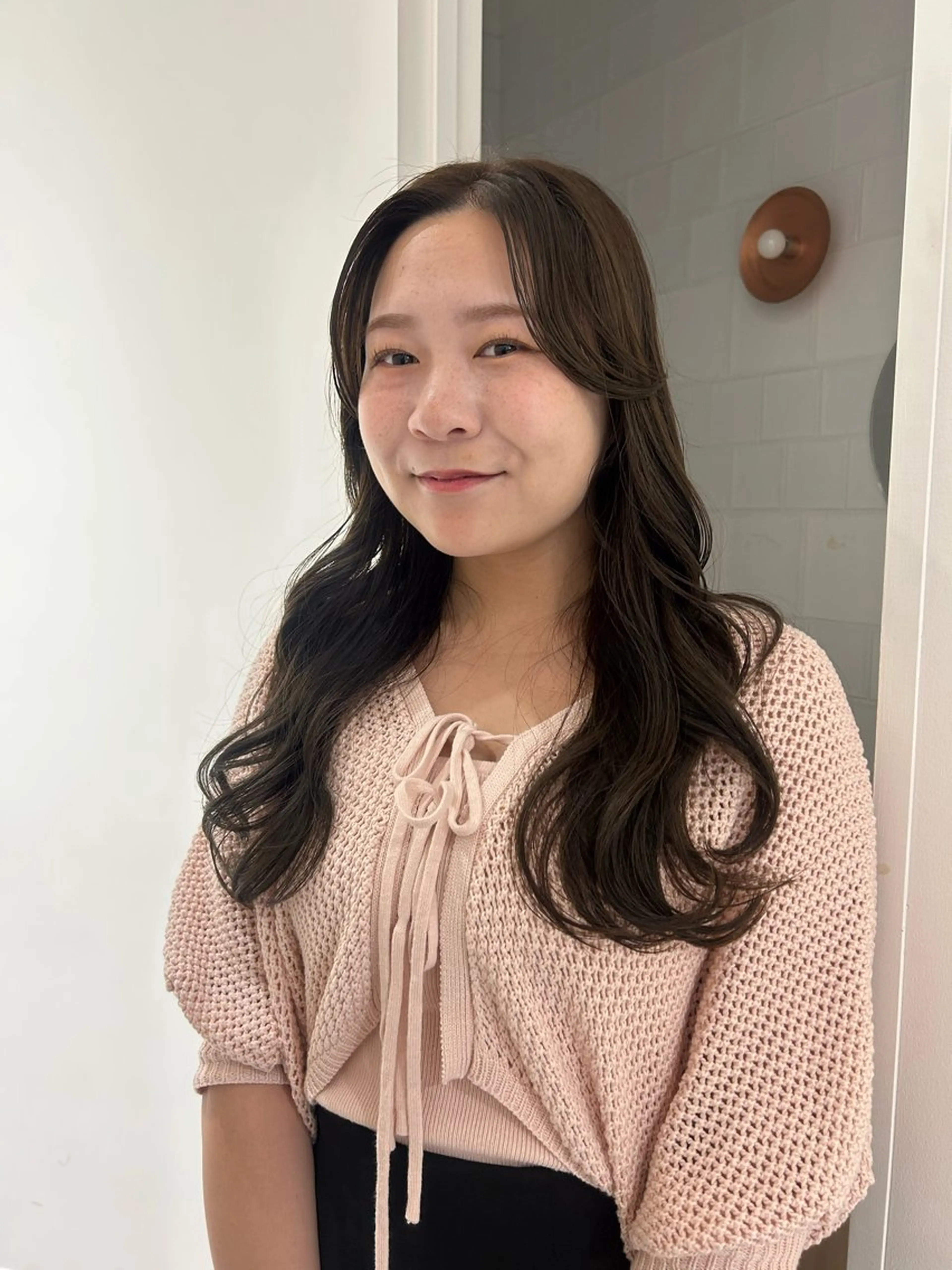 ロング カラー ベージュカラー オリーブベージュ カット ヘアカラー オリーブベージュ/ ブリーチなし透明感のヘアスタイル