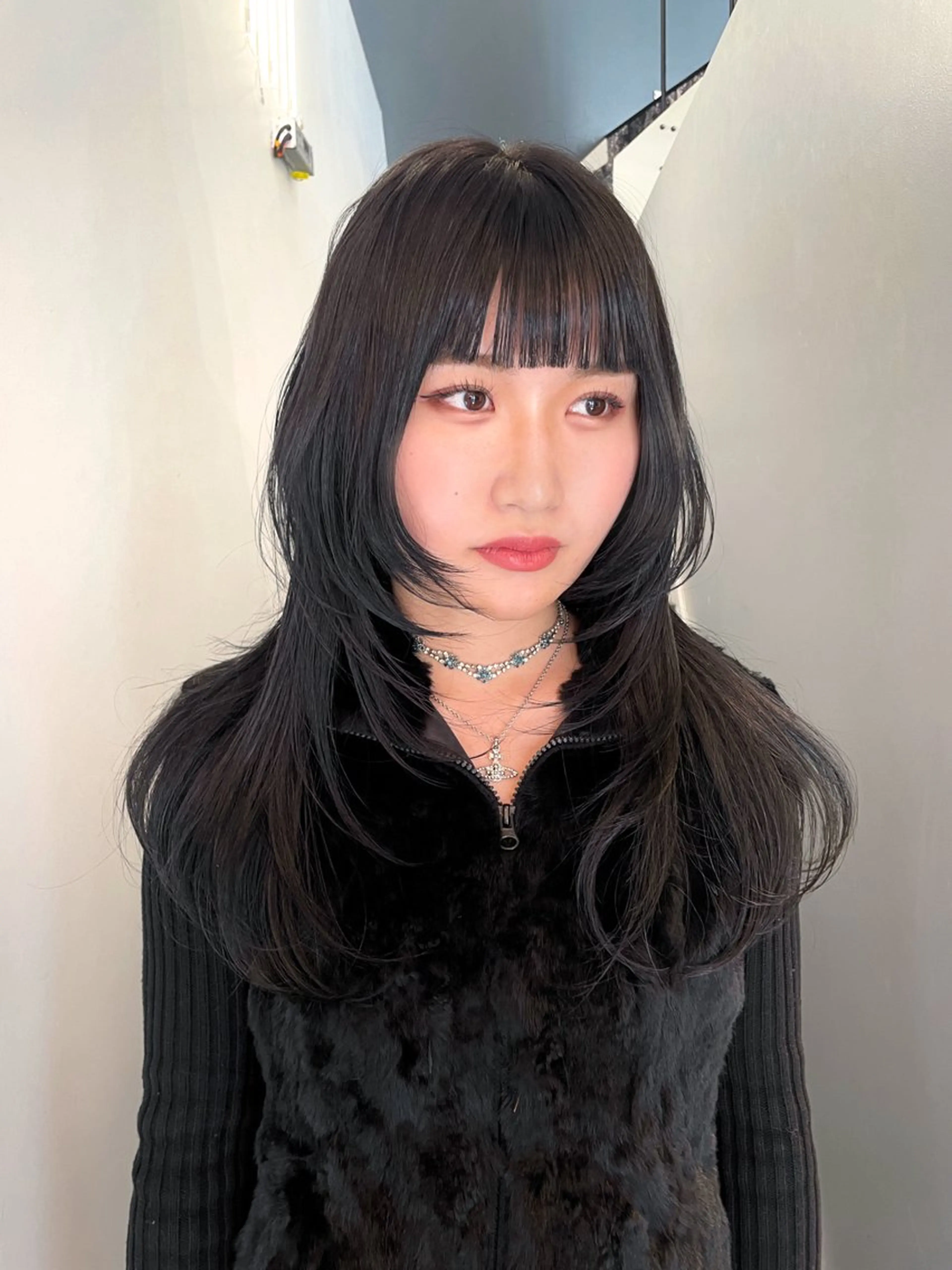 ロング カラー ヘアアレンジ 黒髪 ブルーカラー ブルーブラック ハイレイヤー レイヤーカット ハッシュカット/ 韓国ヘア☽⋰mahoのヘアスタイル