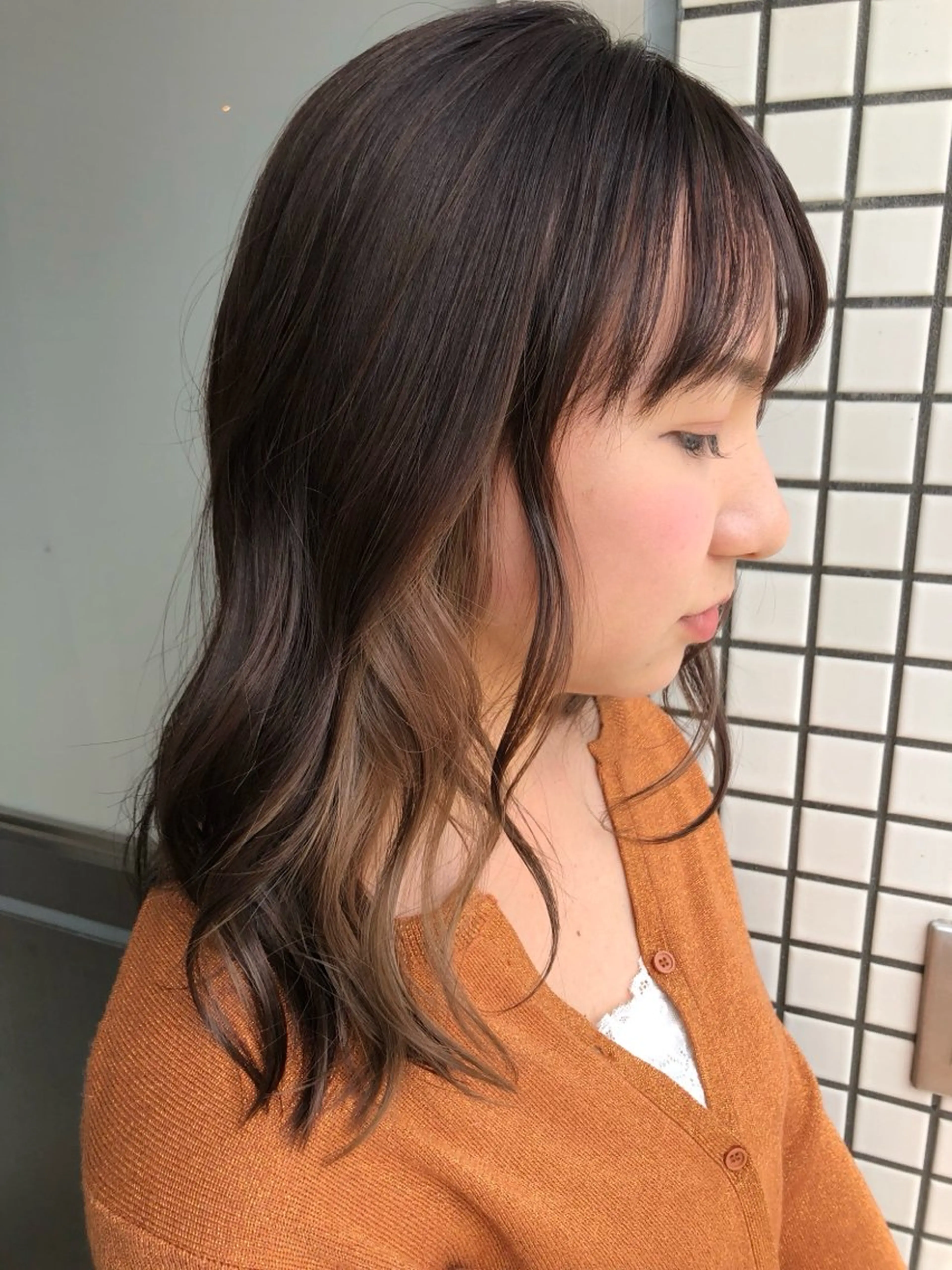 セミロング タツキ／レイヤー／ パーマ／艶カラーのヘアスタイル